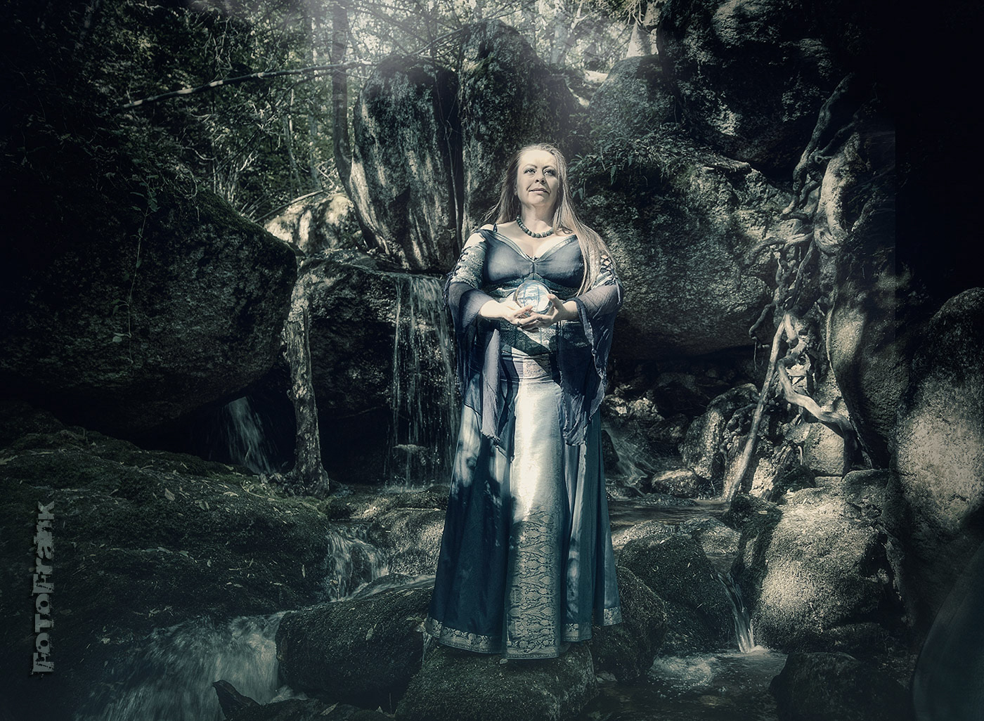 Märchenhafte Zauberin im mystischen Naturtal