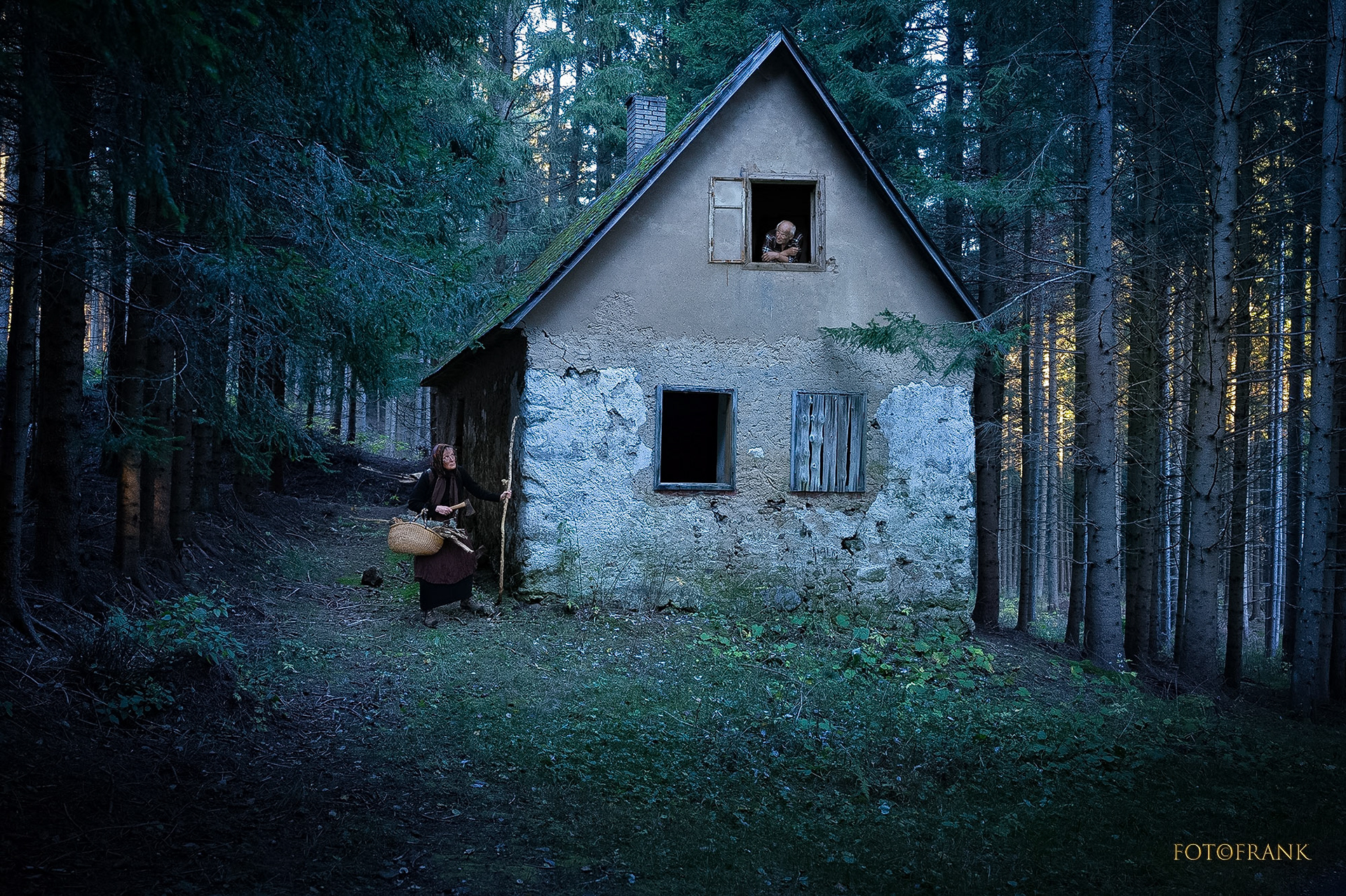 Gespräch der Nachbarn im Waldviertel vor einem alten verfallenen Haus