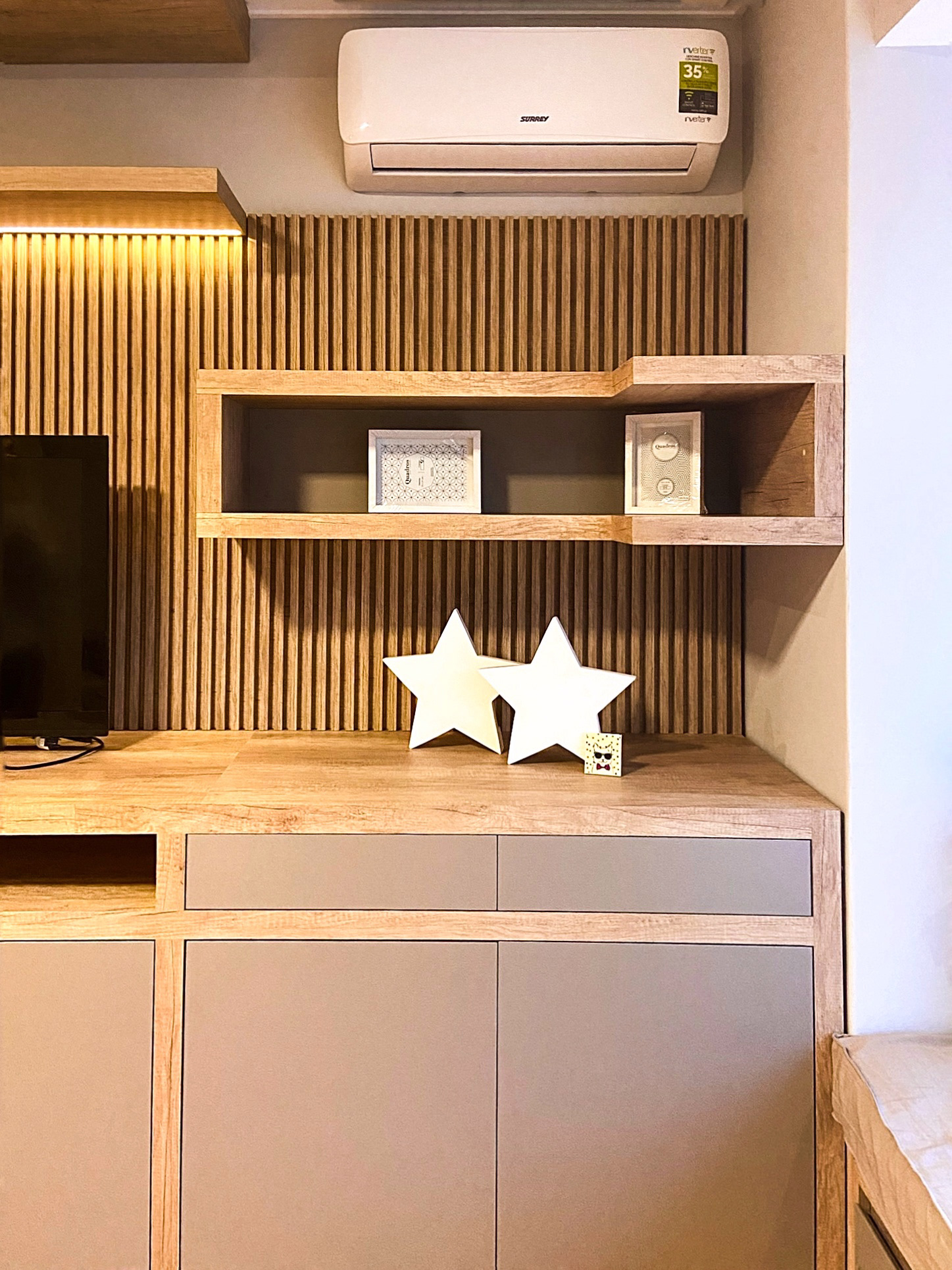 Detalle nicho retroiluminado - Mobiliario a medida - Reforma Despacho /U + P/