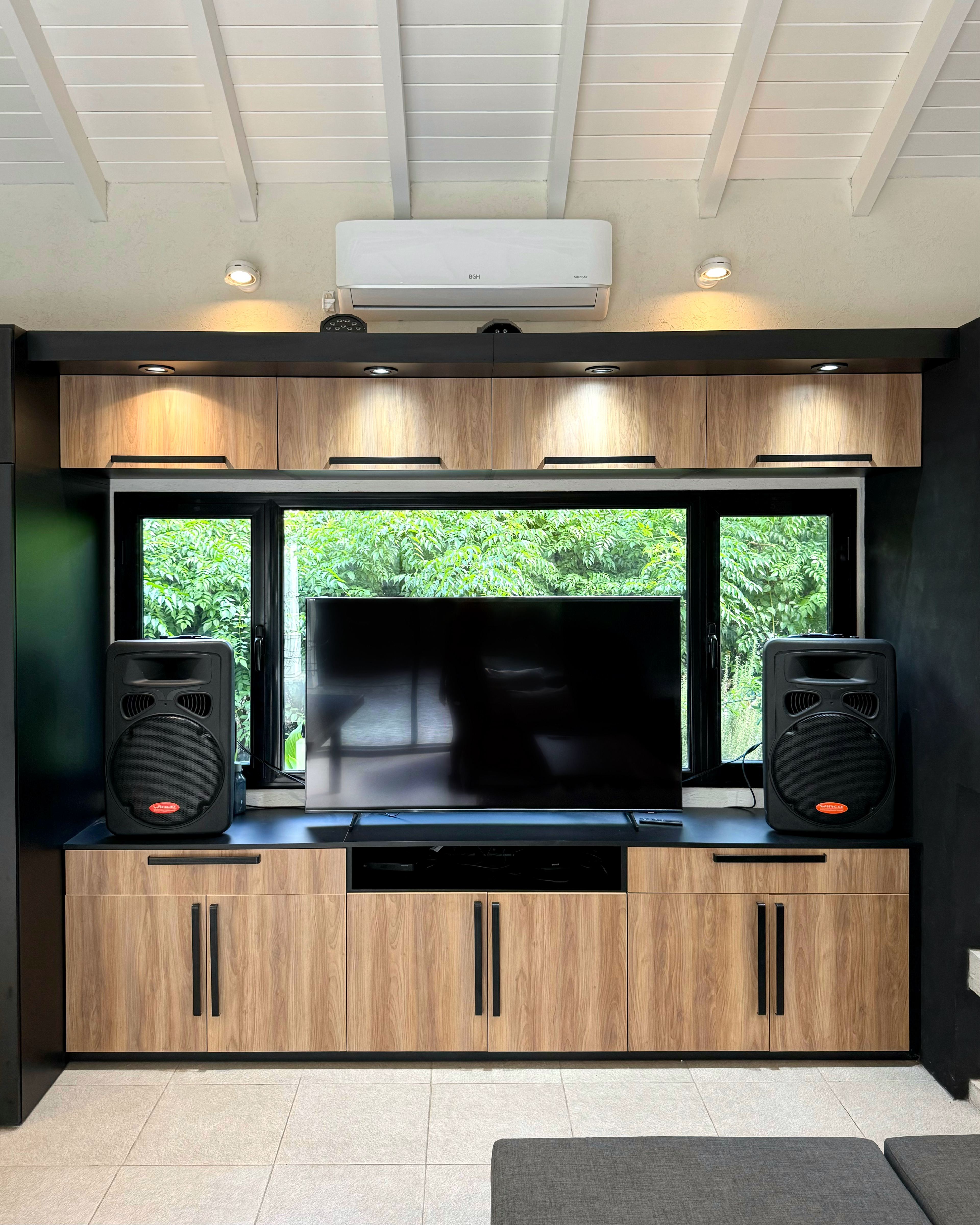 Mueble para TV, aprovechando las vistas - Diseño de mobiliario a medida - Reforma Quincho /A + B/