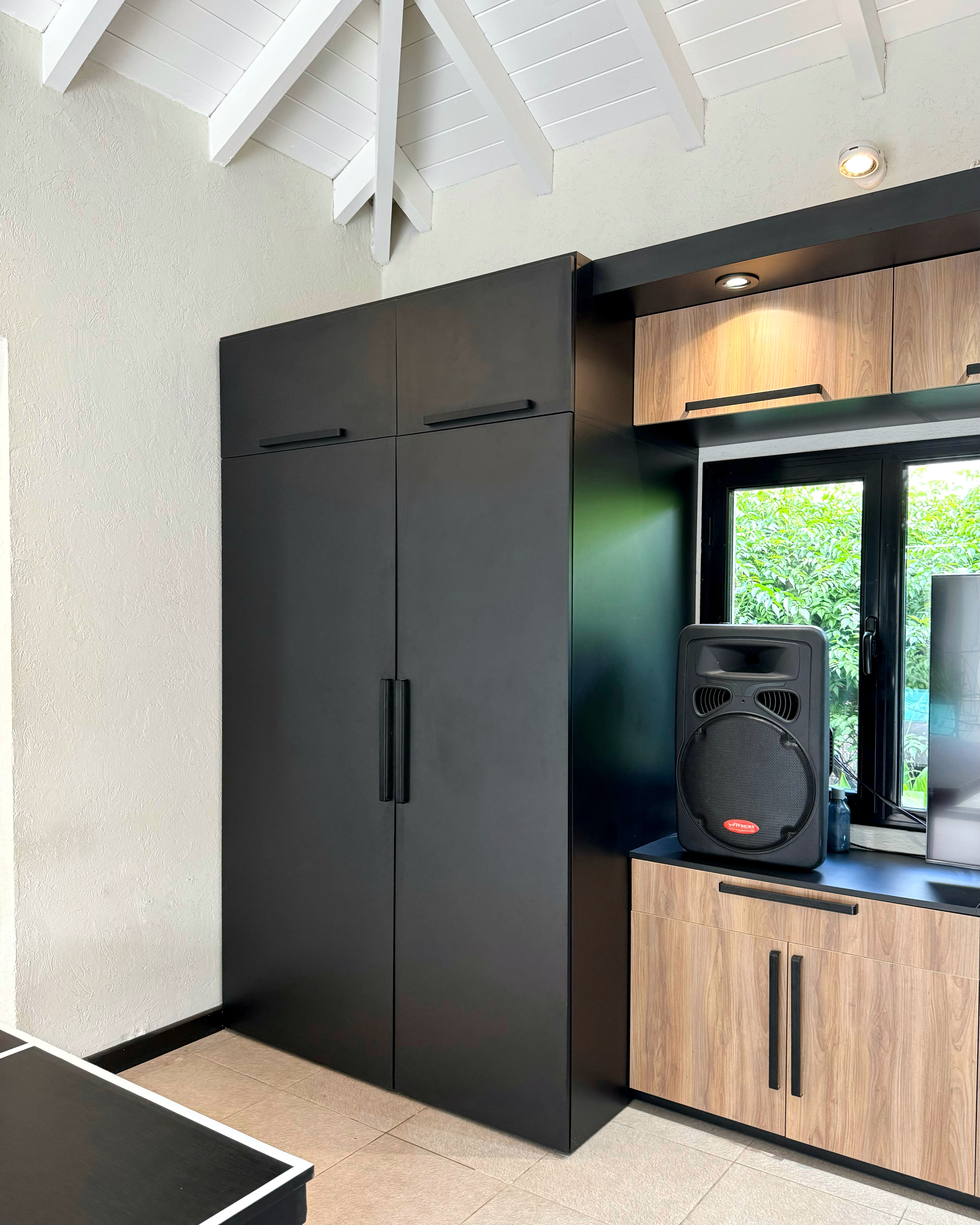 Mueble que esconde la nevera - Diseño de mobiliario a medida - Reforma Quincho /A + B/