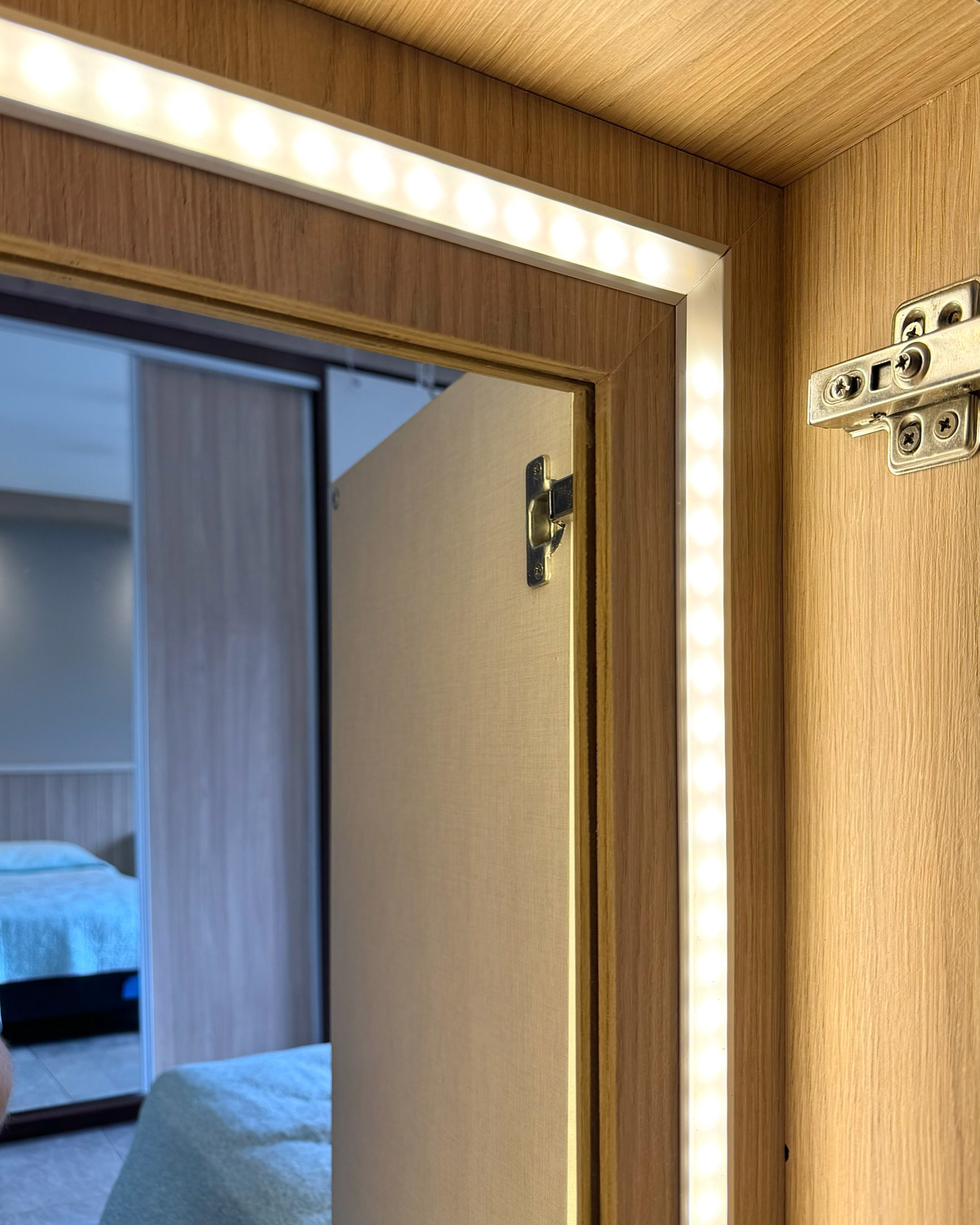 Espejo para maquillaje iluminado - Diseño de mobiliario a medida- Reforma dormitorio /L/