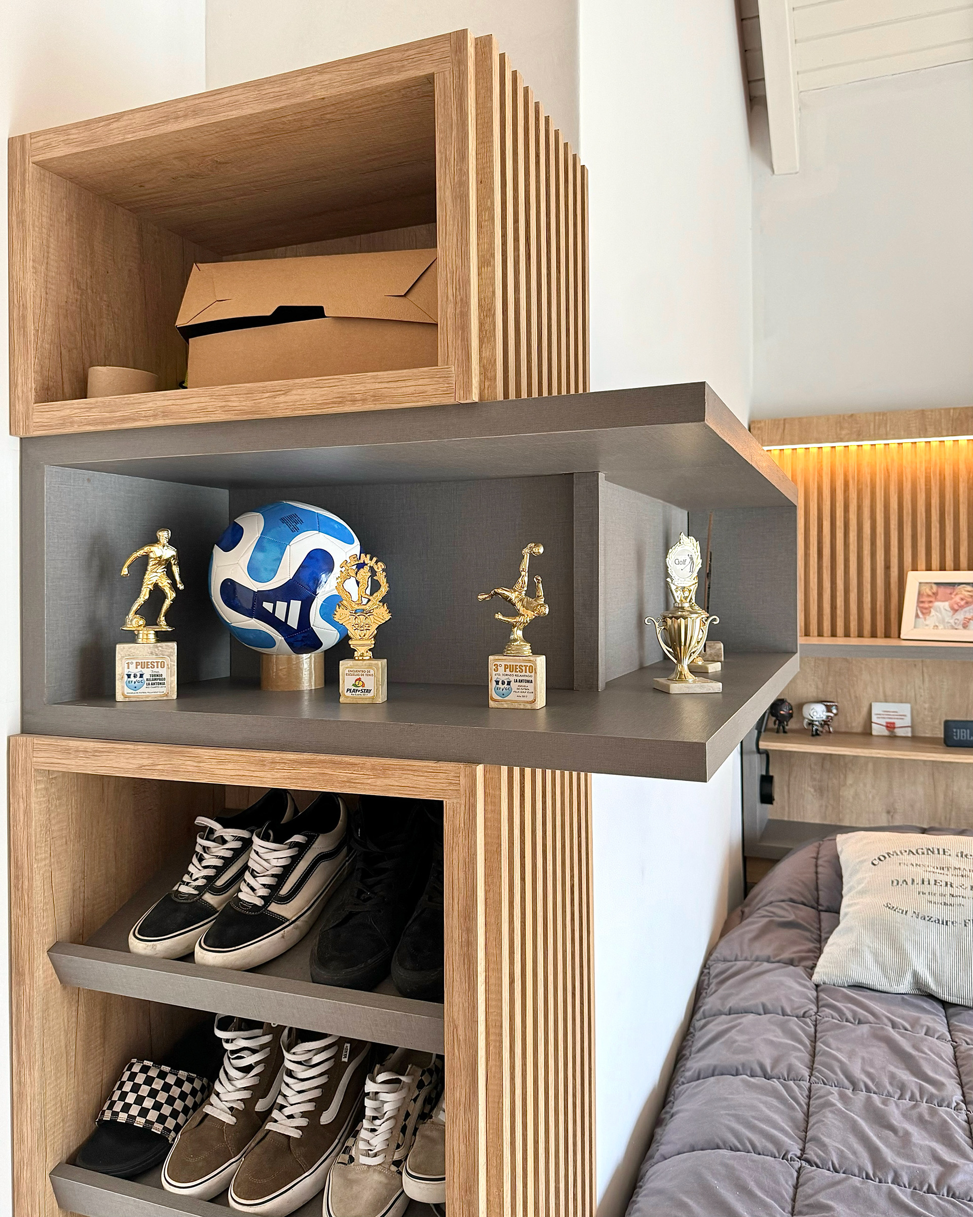 Nicho en esquina y mueble zapatero - Diseño de mobiliario a medida - Reforma Dormitorio /S/