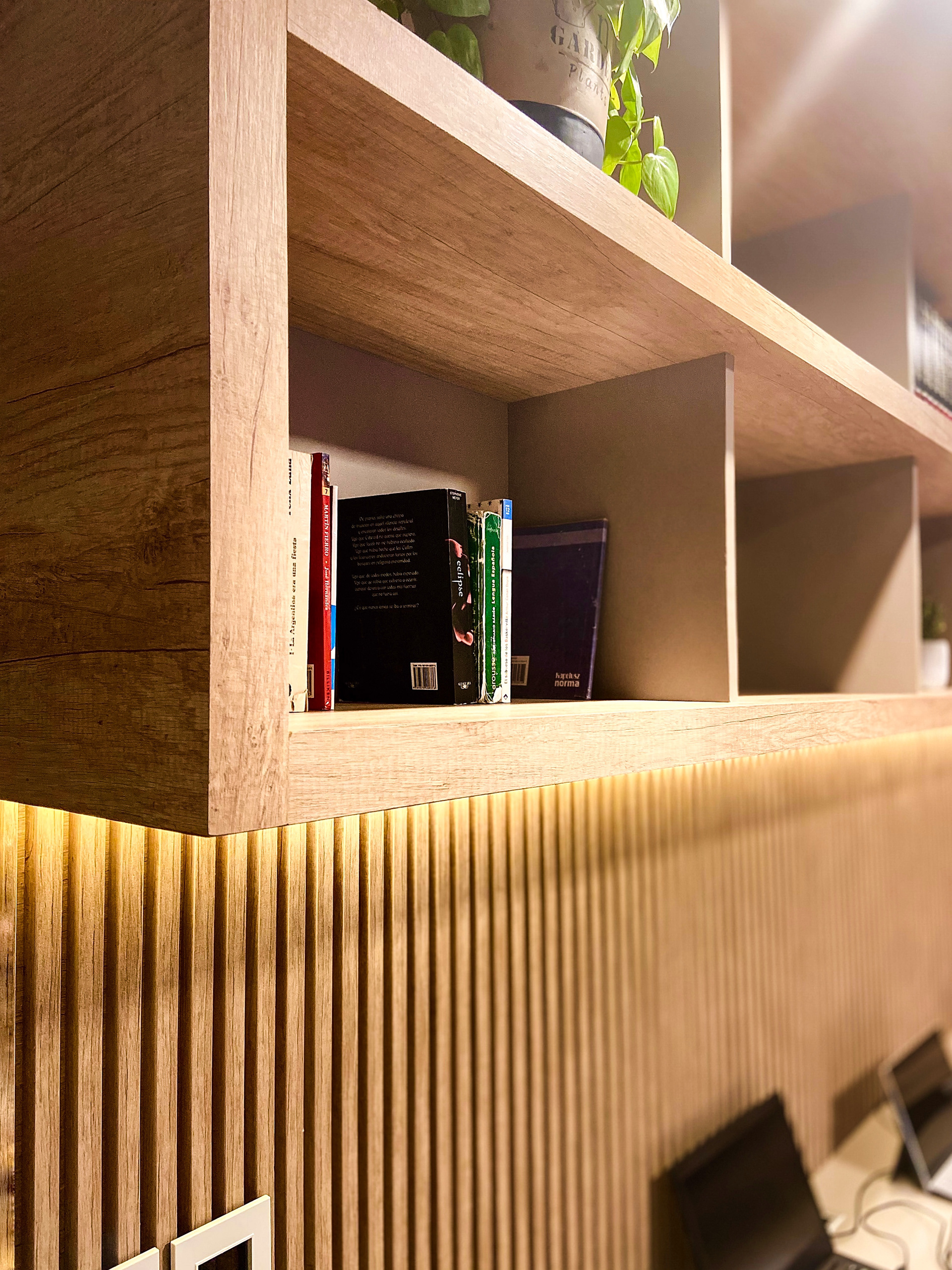 Detalle nicho retroiluminado - Mobiliario a medida - Reforma Despacho /U + P/