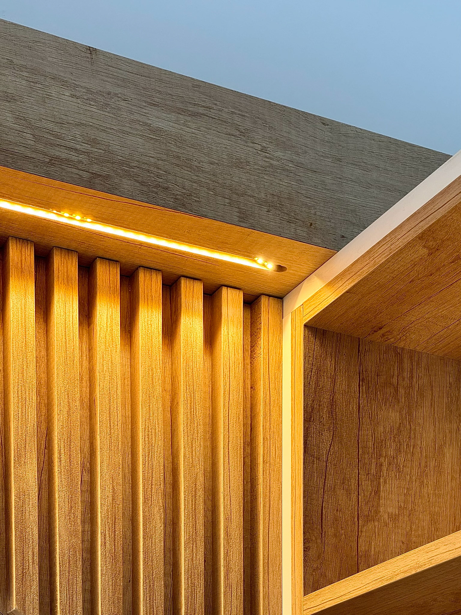 Mobiliario a medida, revestimiento ranurado, iluminación led, reforma dormitorio