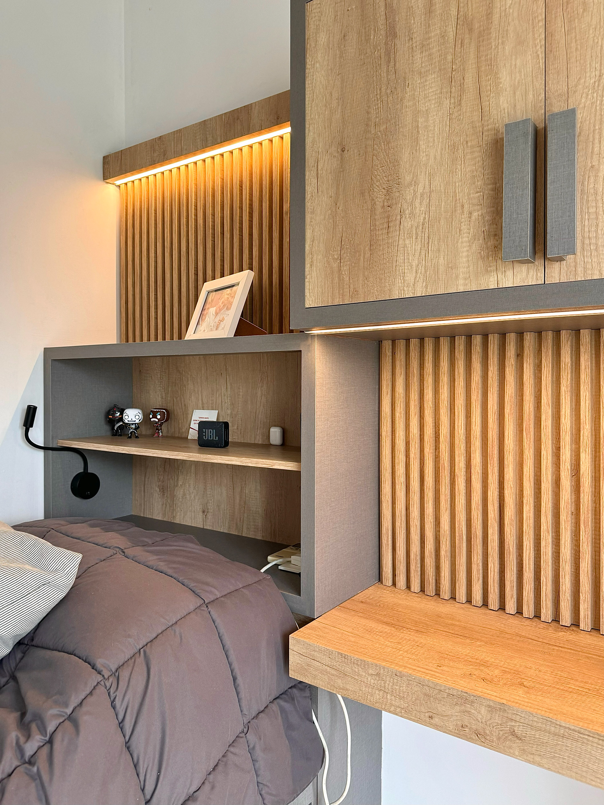 Detalle encuentro mesa de estudio con cabecera cama - Diseño de mobiliario a medida - Reforma Dormitorio /S/