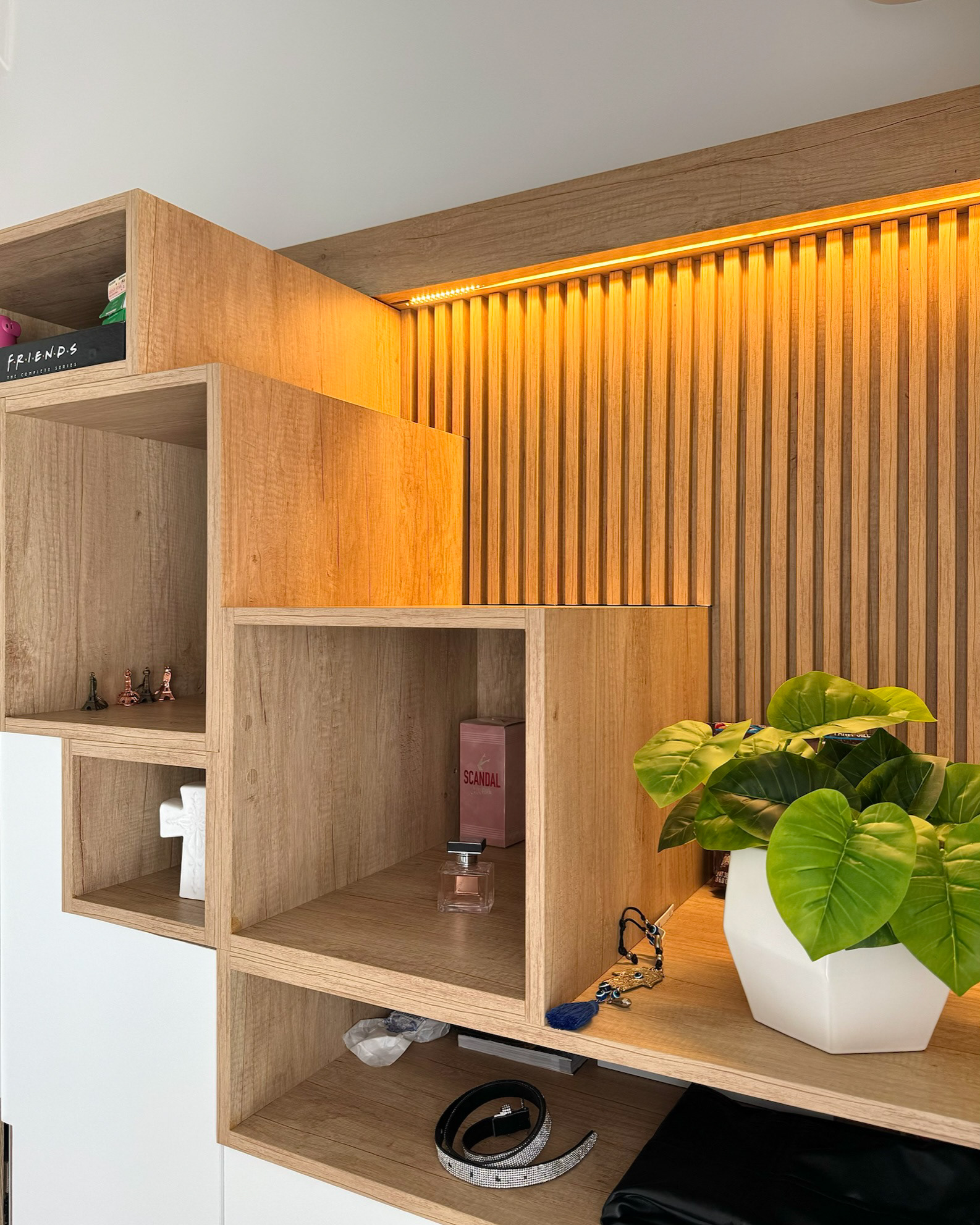 Mobiliario a medida, revestimiento ranurado, iluminación led, reforma dormitorio