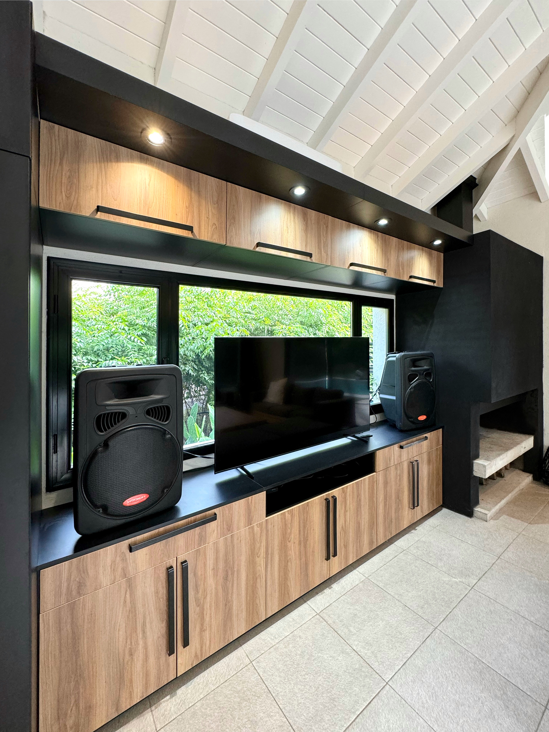 Mueble para TV, aprovechando las vistas - Diseño de mobiliario a medida - Reforma Quincho /A + B/