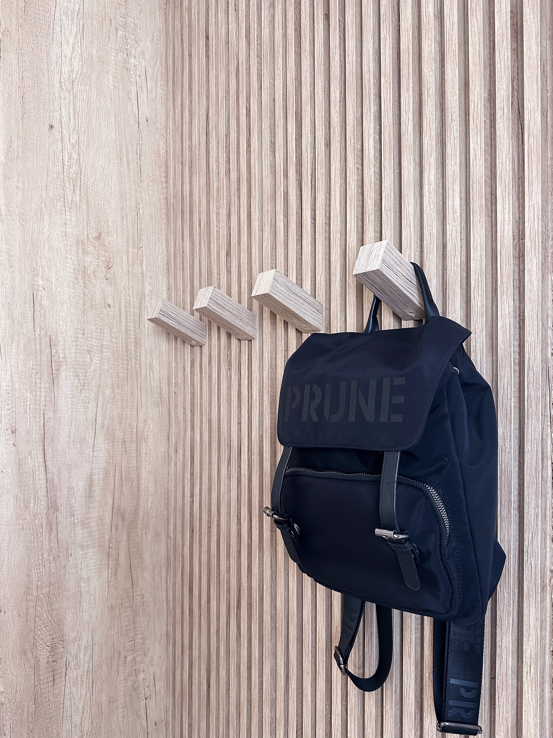 Detalle colgado de bolsos - Diseño de mobiliario a medida - Dormitorio /C + J/