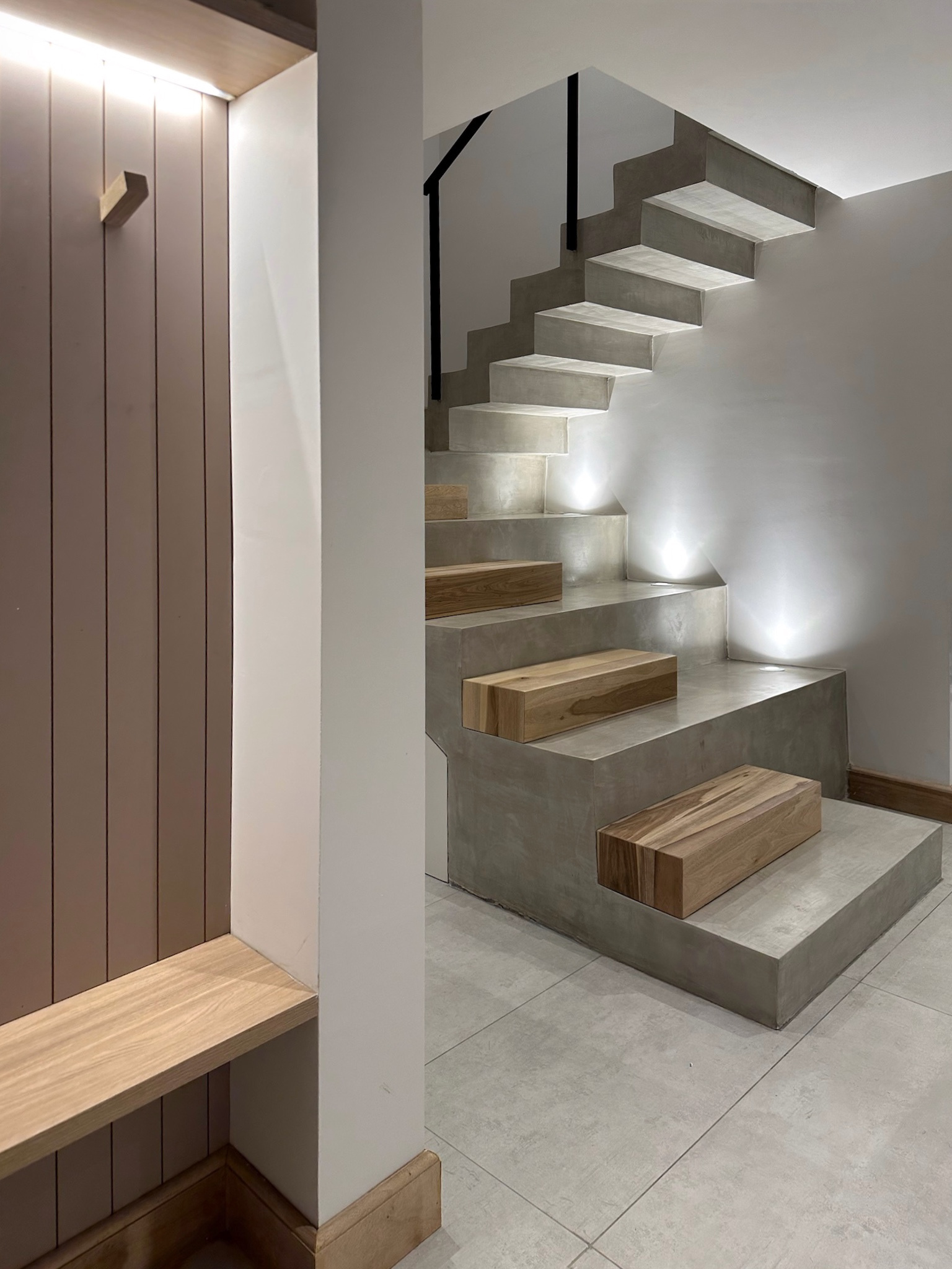 Ingreso y escalera - Combinación de materiales cemento y madera