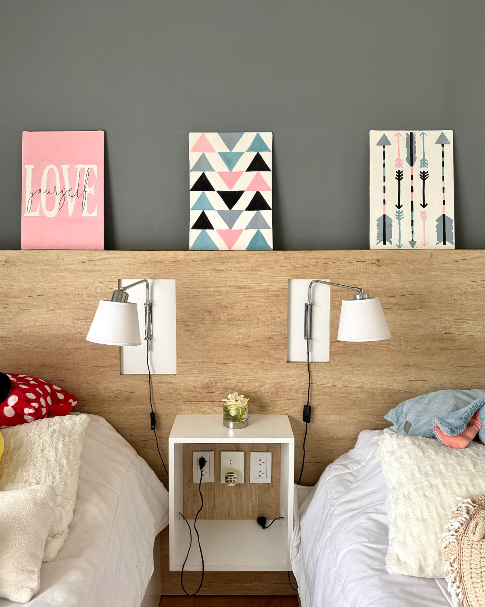 Detalle cabecera cama con mesa de luz - Diseño de mobiliario a medida - Reforma Dormitorio /S + C/