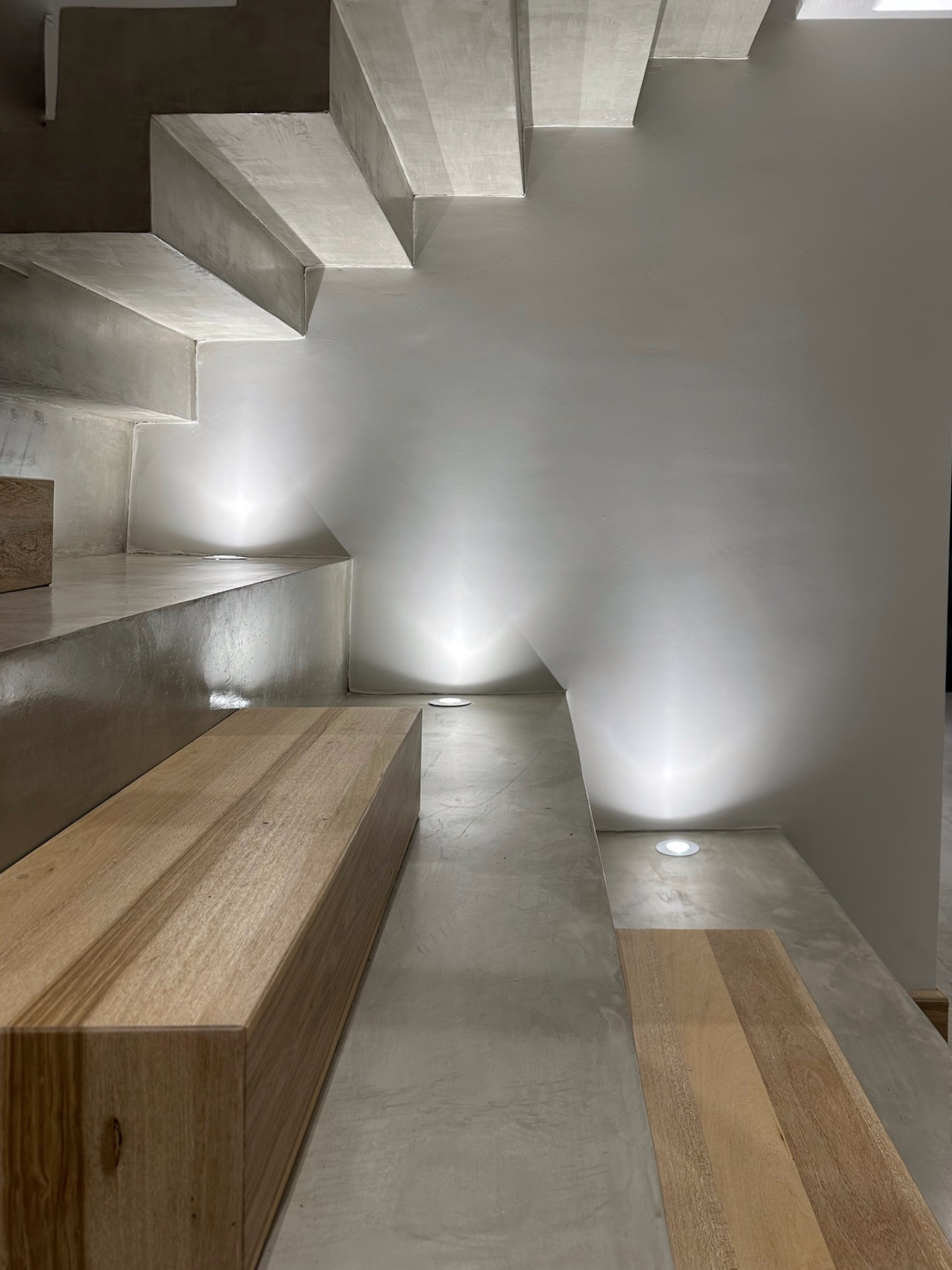 Escalera - Combinación de materiales cemento y madera