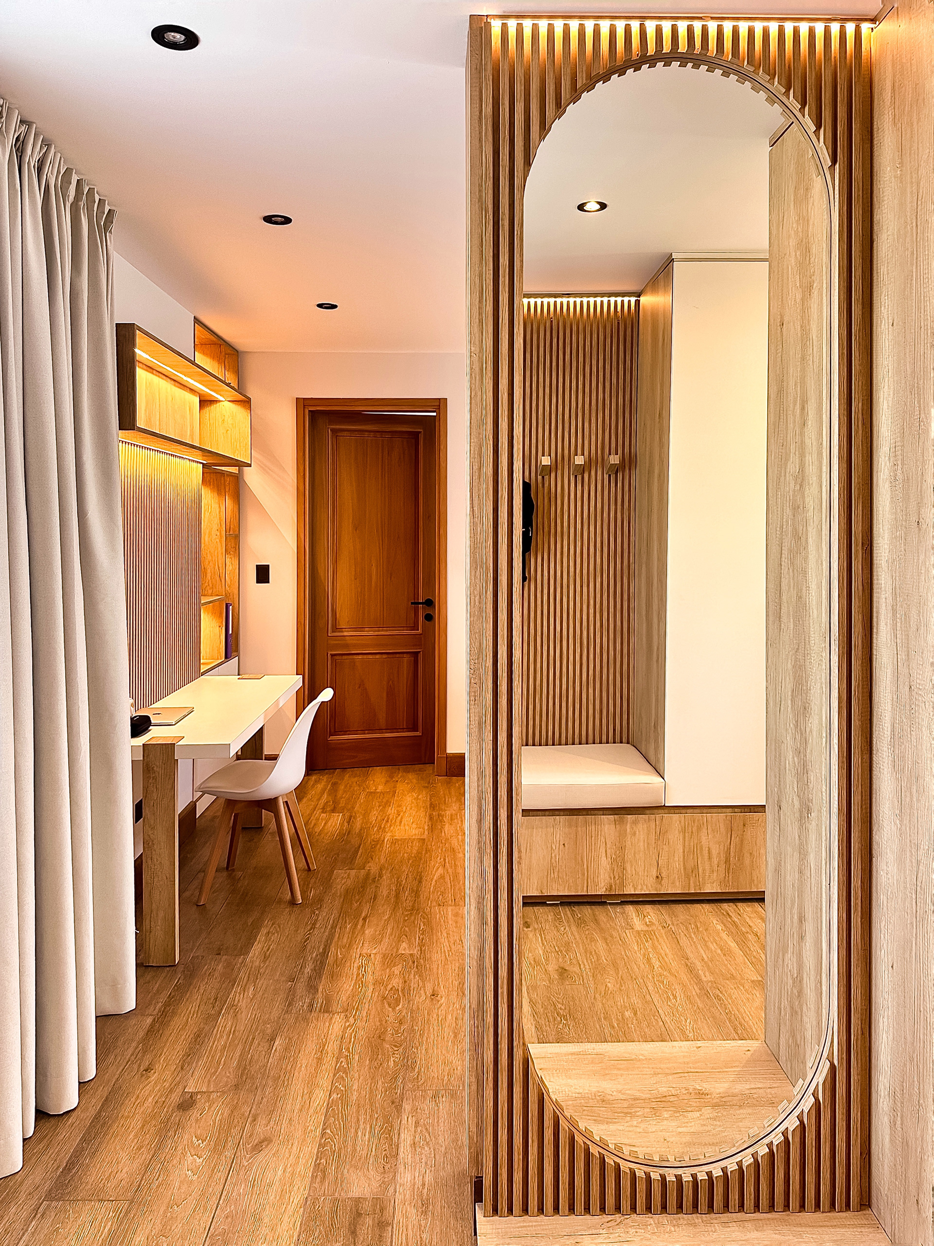 Espejo de cuerpo completo con esquinas redondeadas, vestidor dormitorio