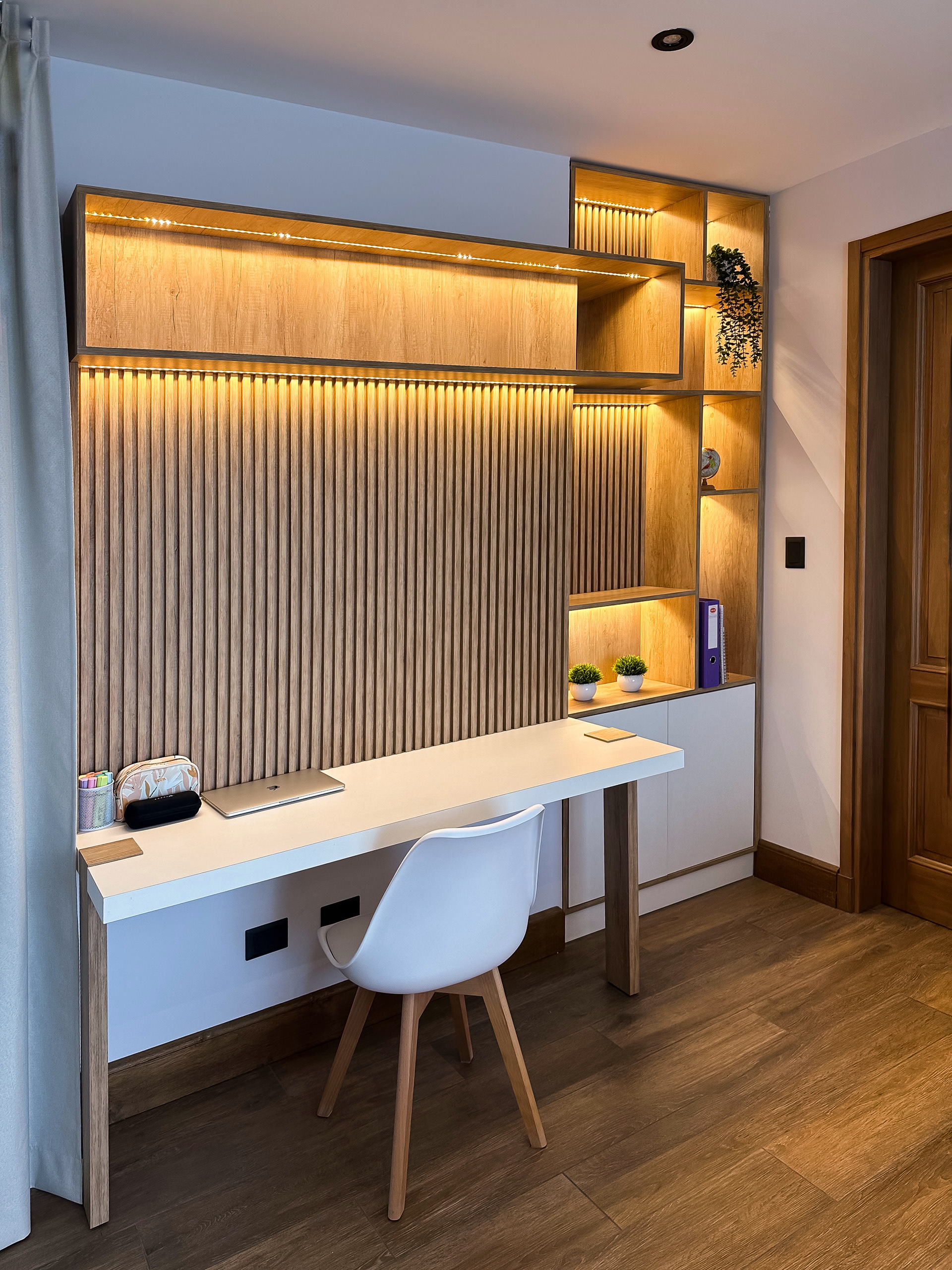 Mesa de estudio retroiluminada - Diseño de mobiliario a medida - Dormitorio /C + J/