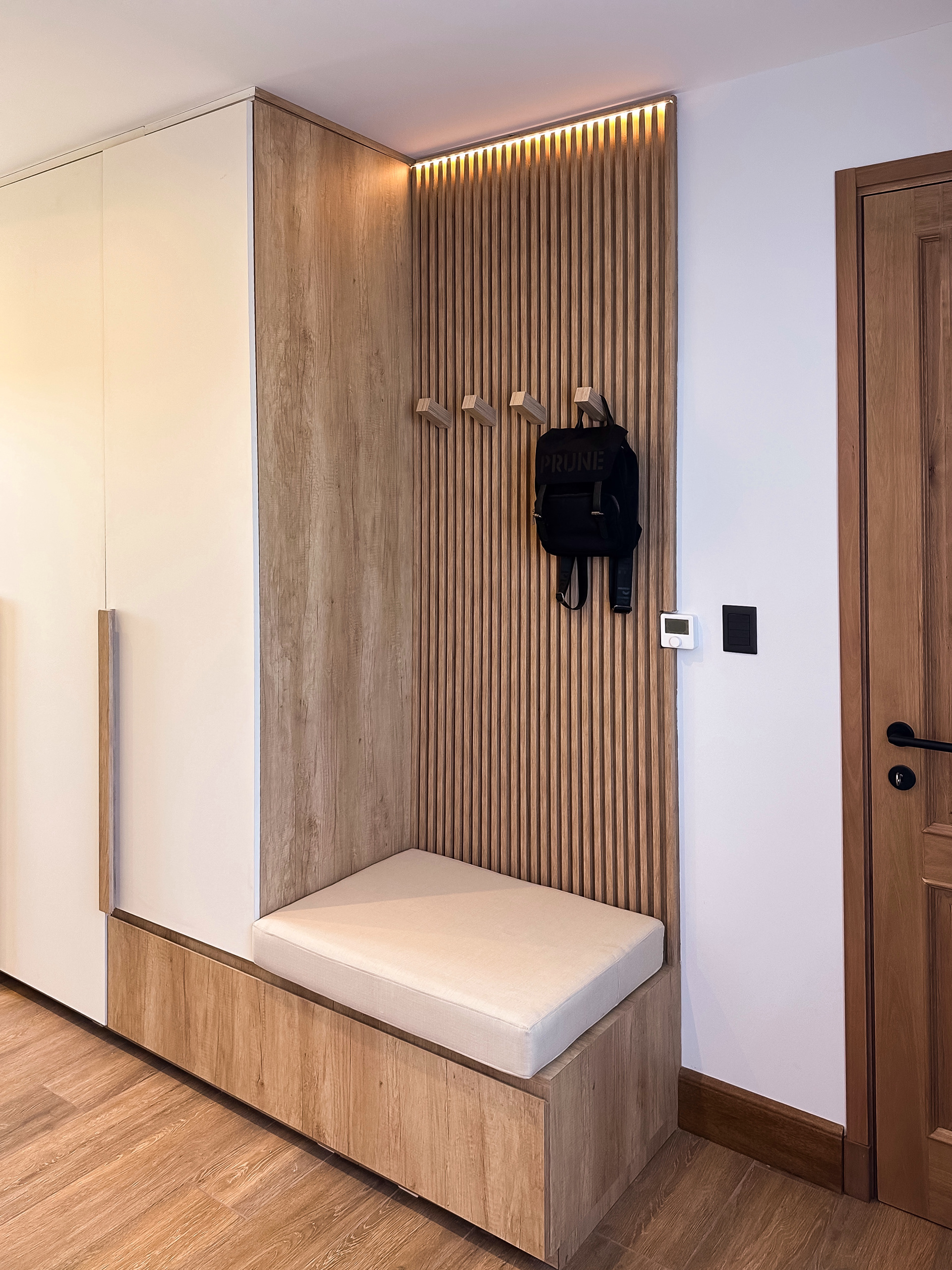 Colgado de mochilas - Diseño de mobiliario a medida - Dormitorio /C + J/