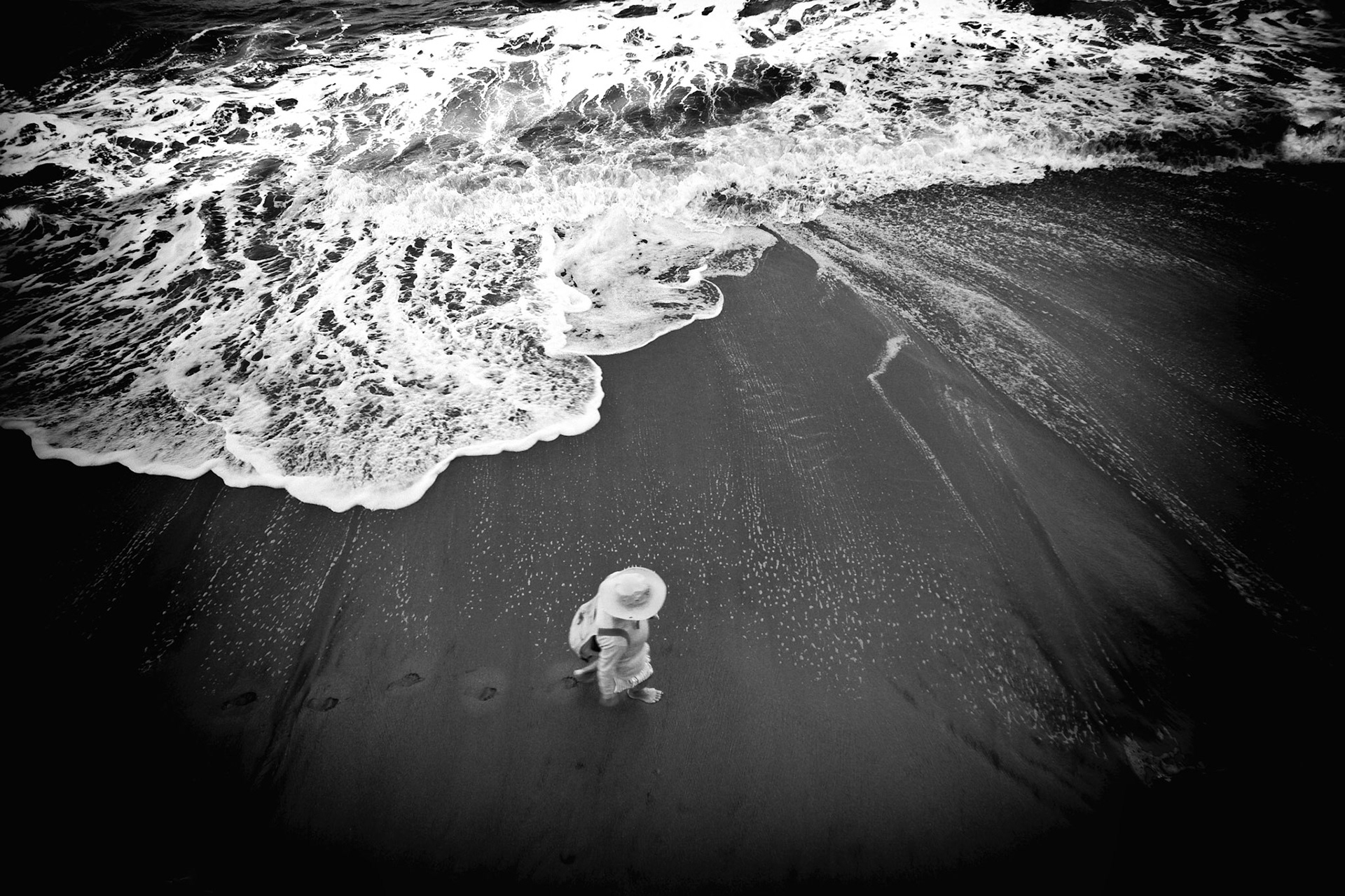 Su vida, sus recuerdos, su amor se volvieron perecederos como el sol que se pone, como el agua que se evapora, como el calor que escapa de una taza de cafe, como las huellas de sus pisadas borradas por las olas del mar. Pero todo sigue un ciclo y solo tenia que esperar a que volviera a suceder. Esperar para ver salir el sol y volver a dejar sus efimeras huellas en la arena otra vez.