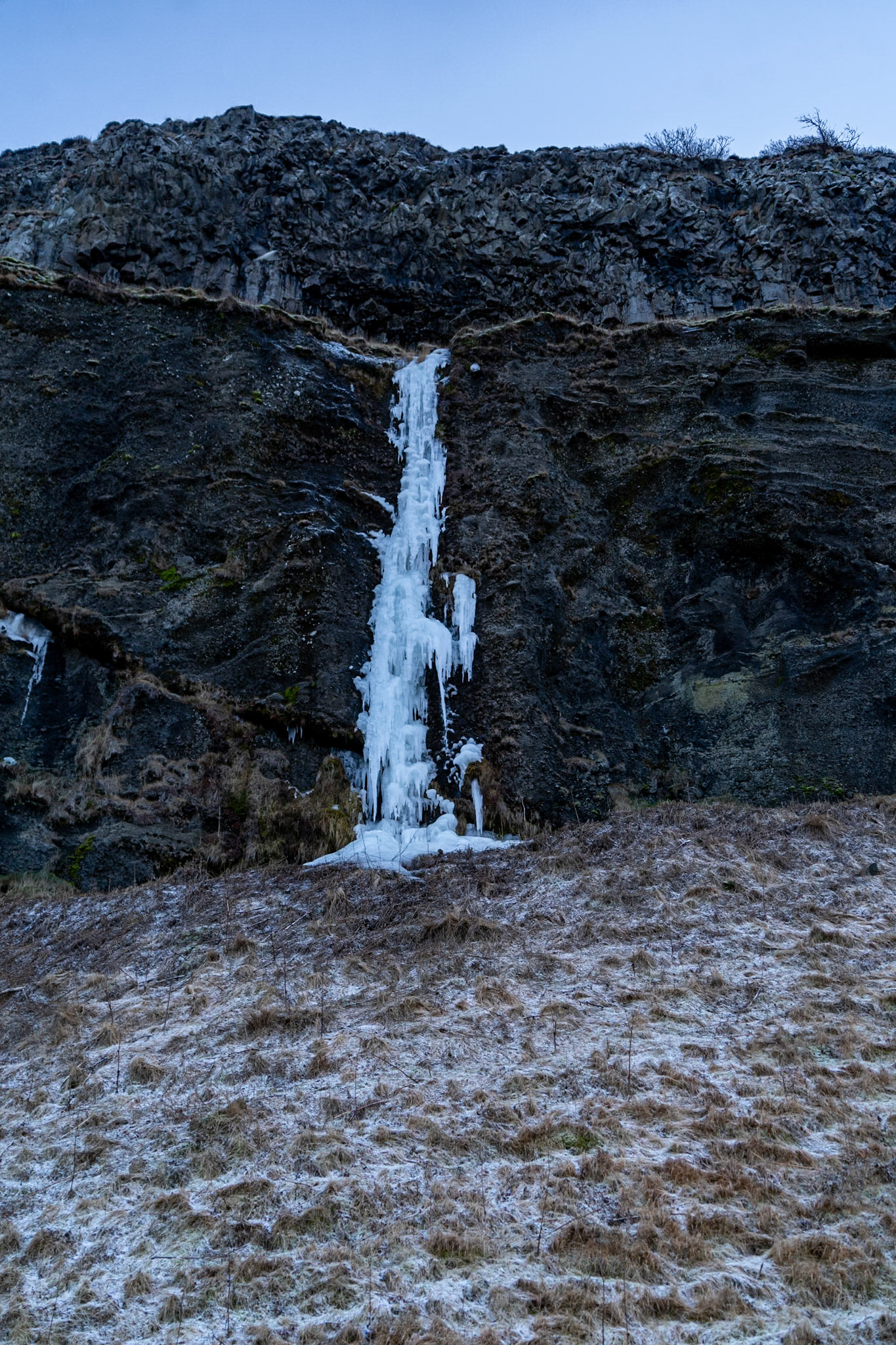 The cliff face between Seljalandsfoss and Gljufrabui