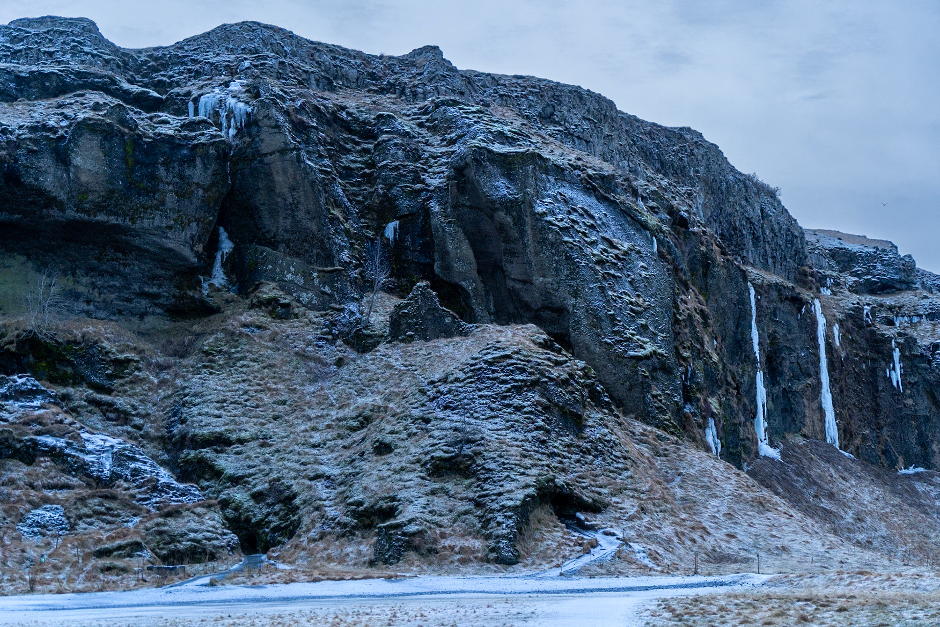 The cliff face between Seljalandsfoss and Gljufrabui