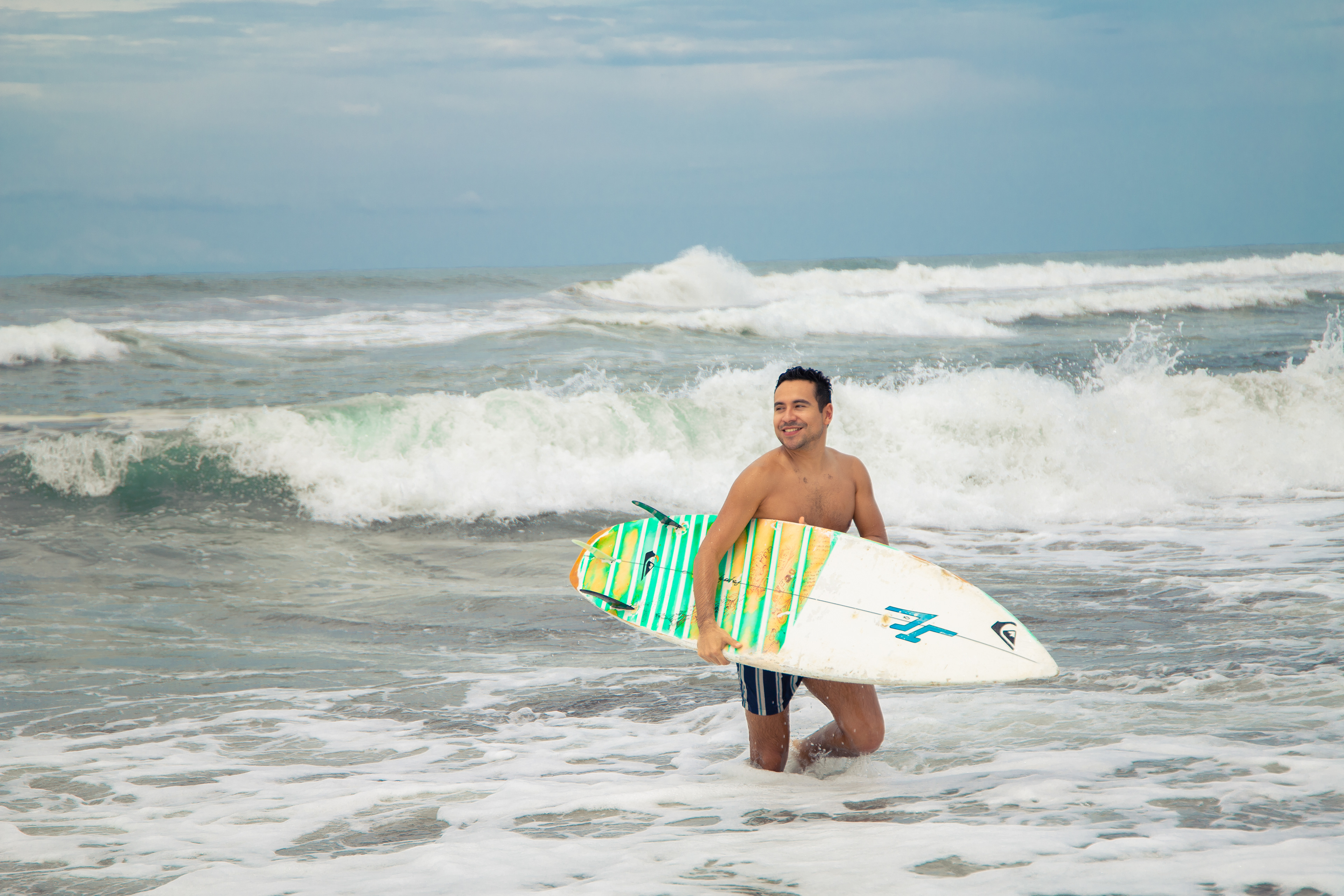 After an intense session, a surfer steps out of the sea at El Paredón, capturing the essence of passion and adventure in Guatemala’s surf culture. 🏄♂️🔥