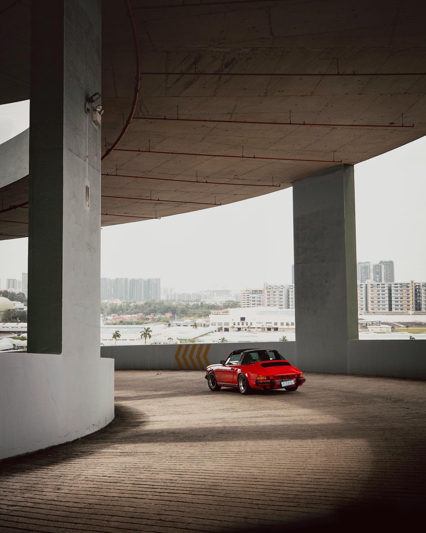 Porsche Targa auf lebensgroßer Carrera-Bahn