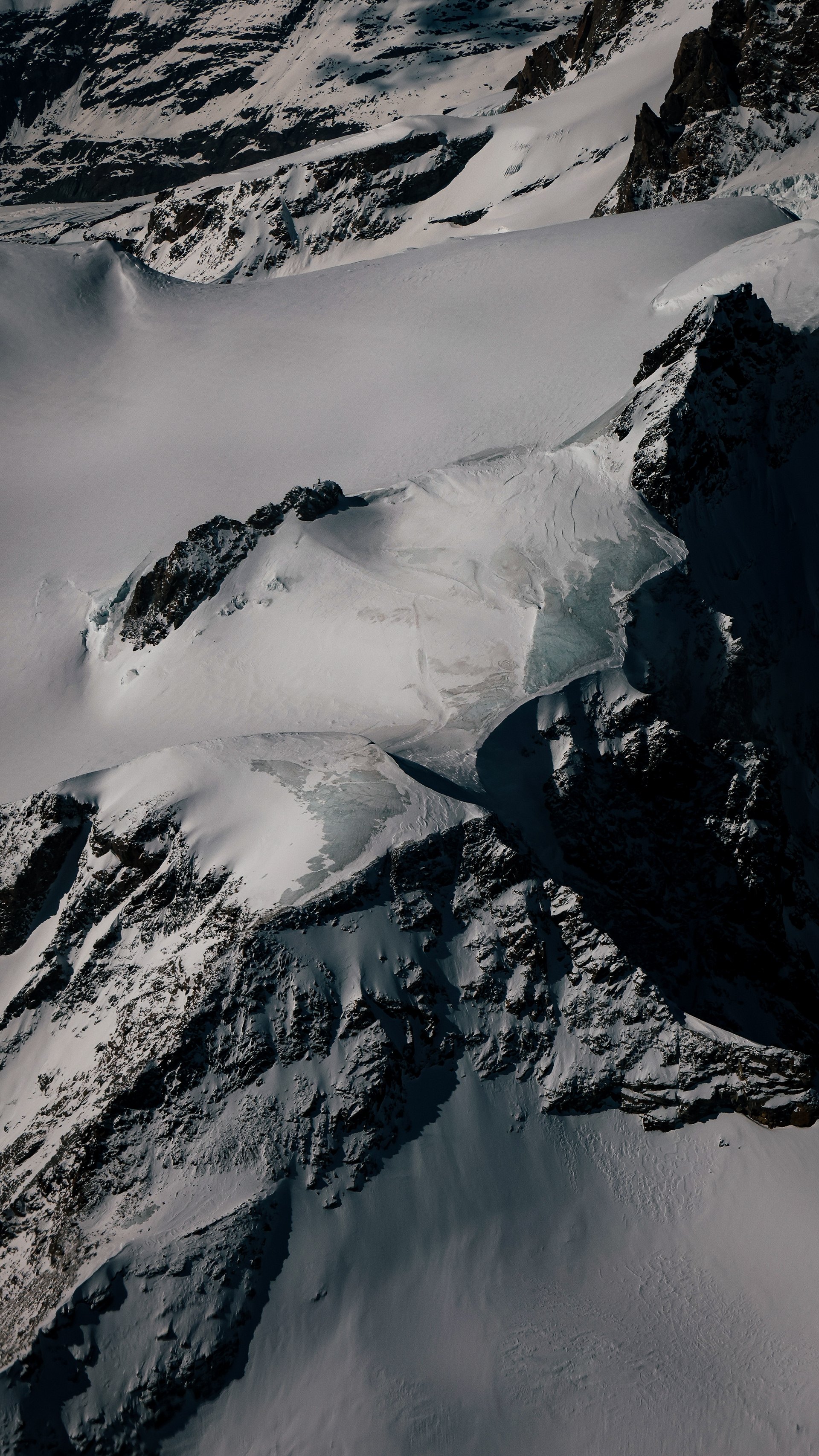 Altes Eis und Neuschnee in Schichten