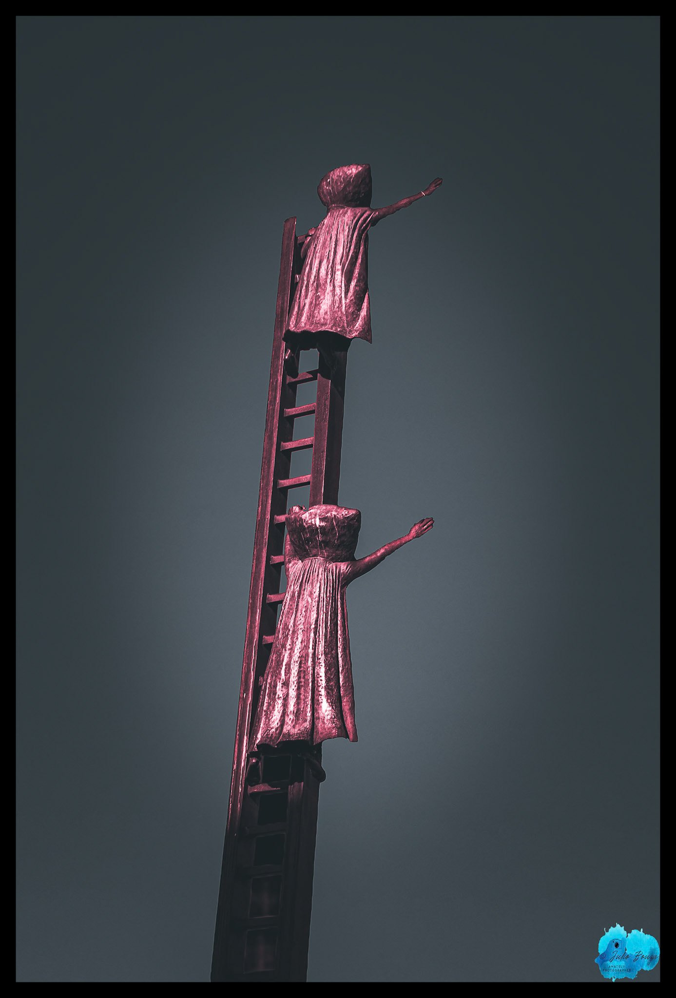 20231215 - People Statue Reaching The Sky At La Rotanda Del Mar.png