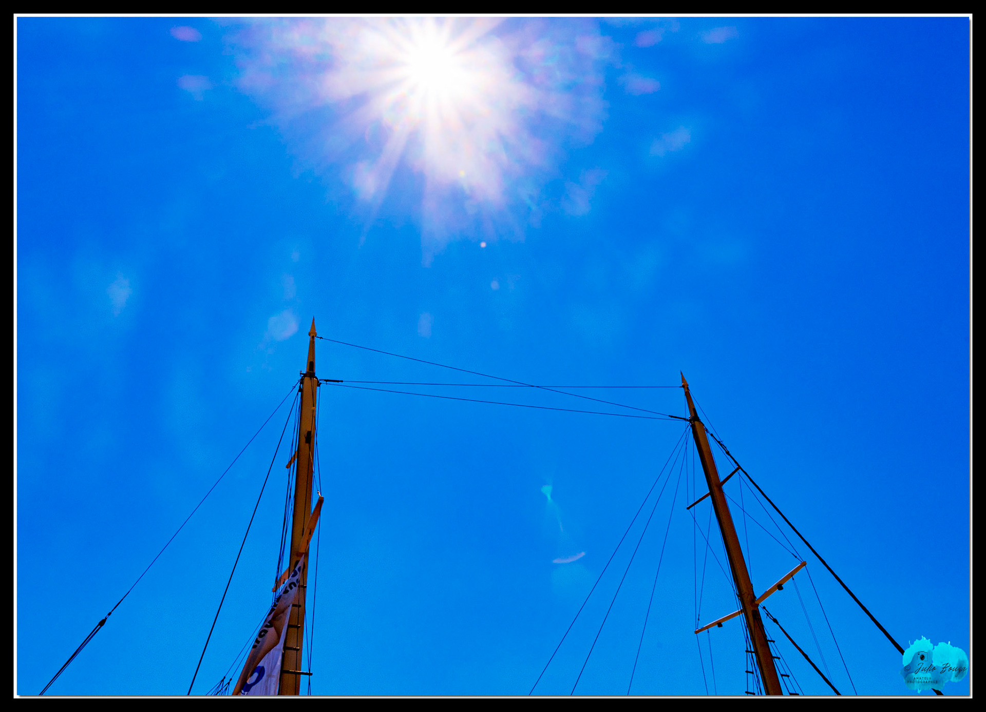 20210807 - Sun Rays Over The Boat At Santorini Old Harbor
