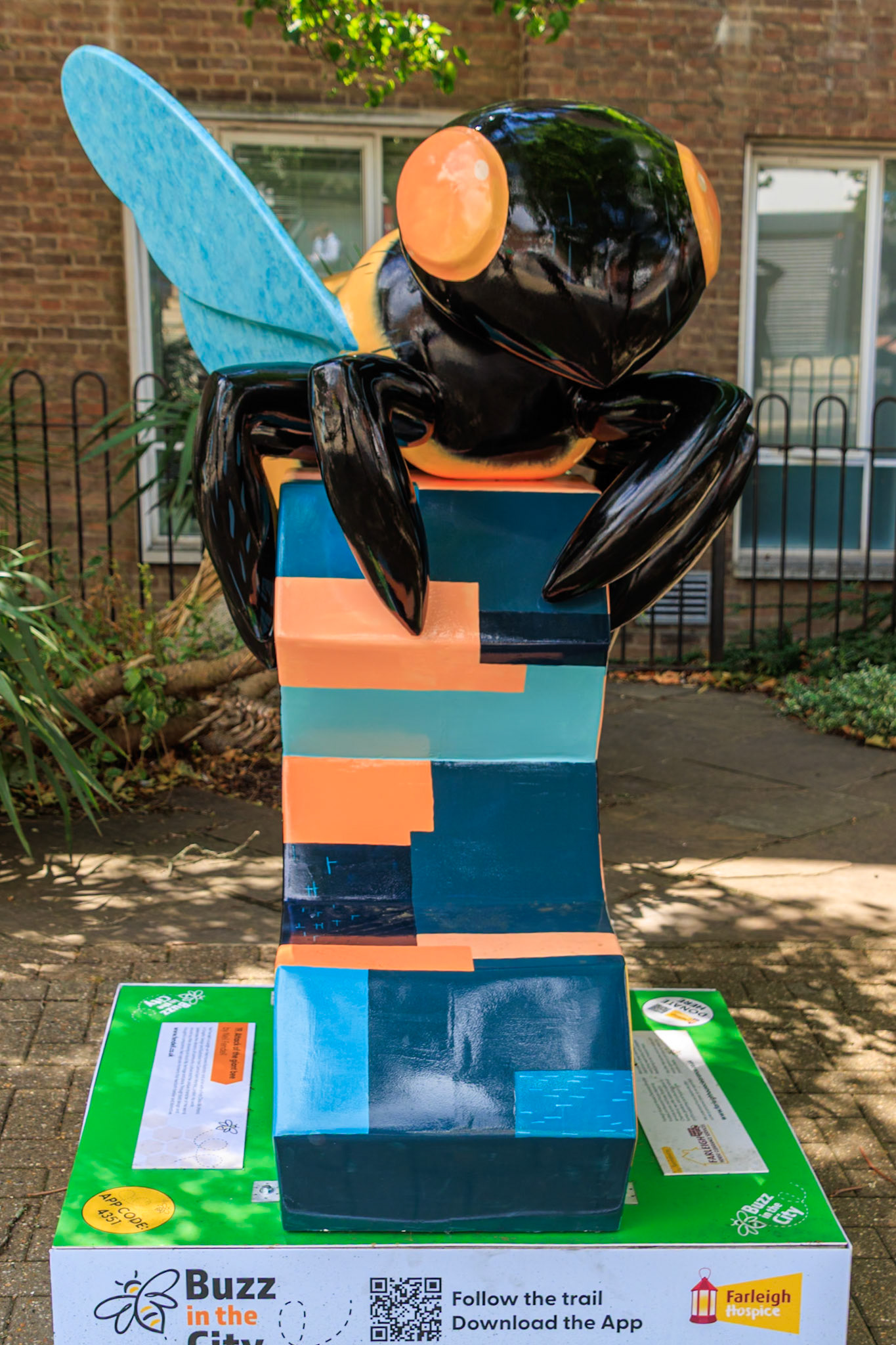 Buzz in the City - Attack of the giant bee