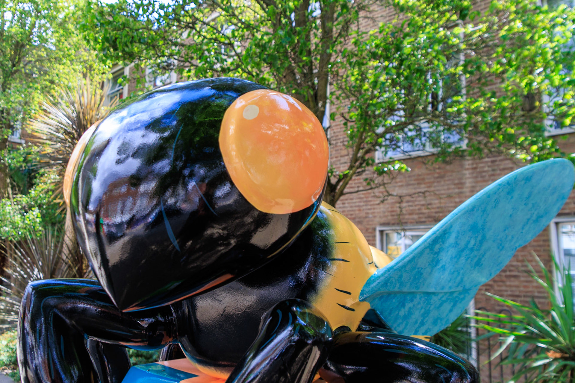 Buzz in the City - Attack of the giant bee