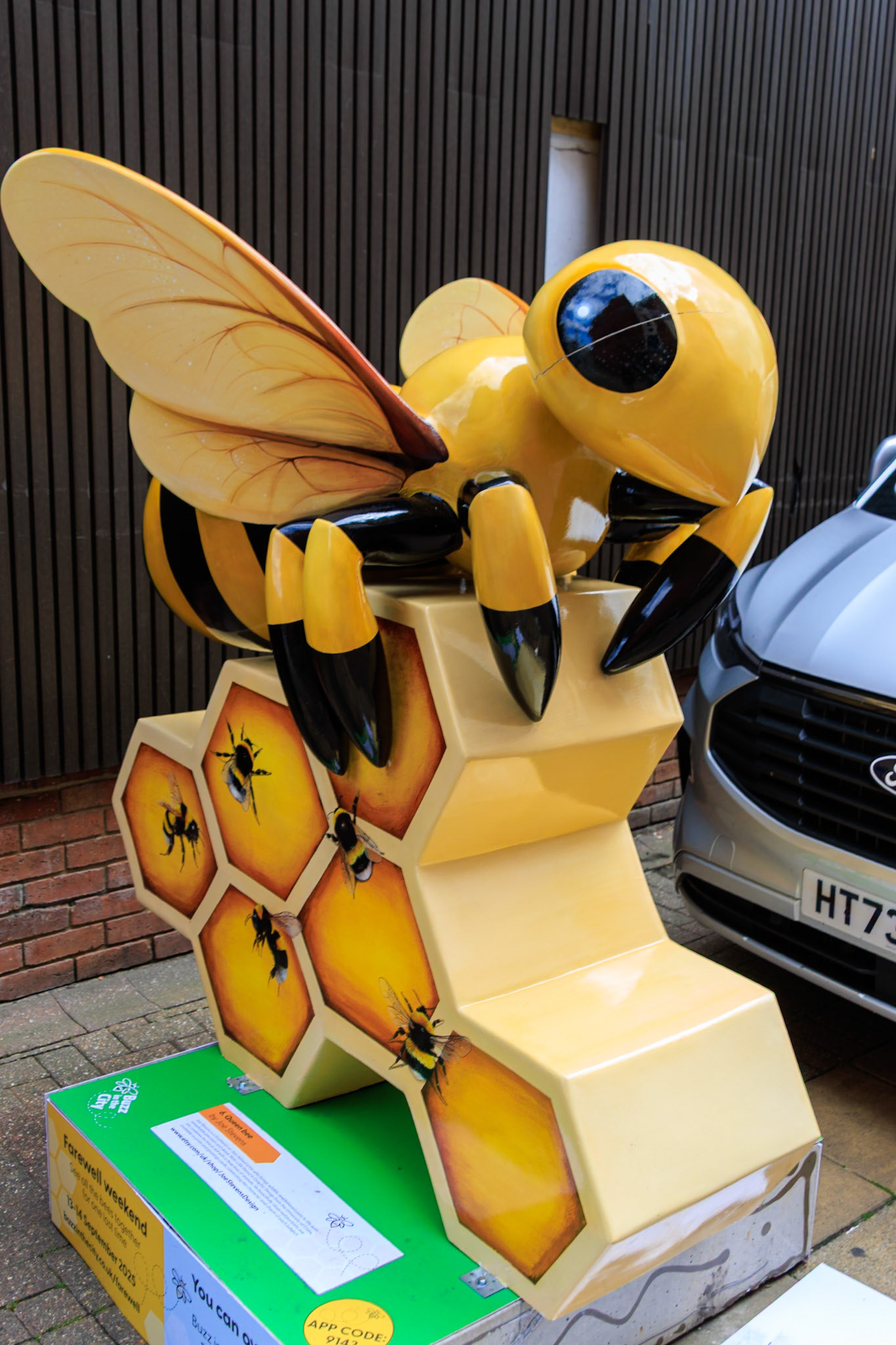 Buzz in the City - Queen Bee