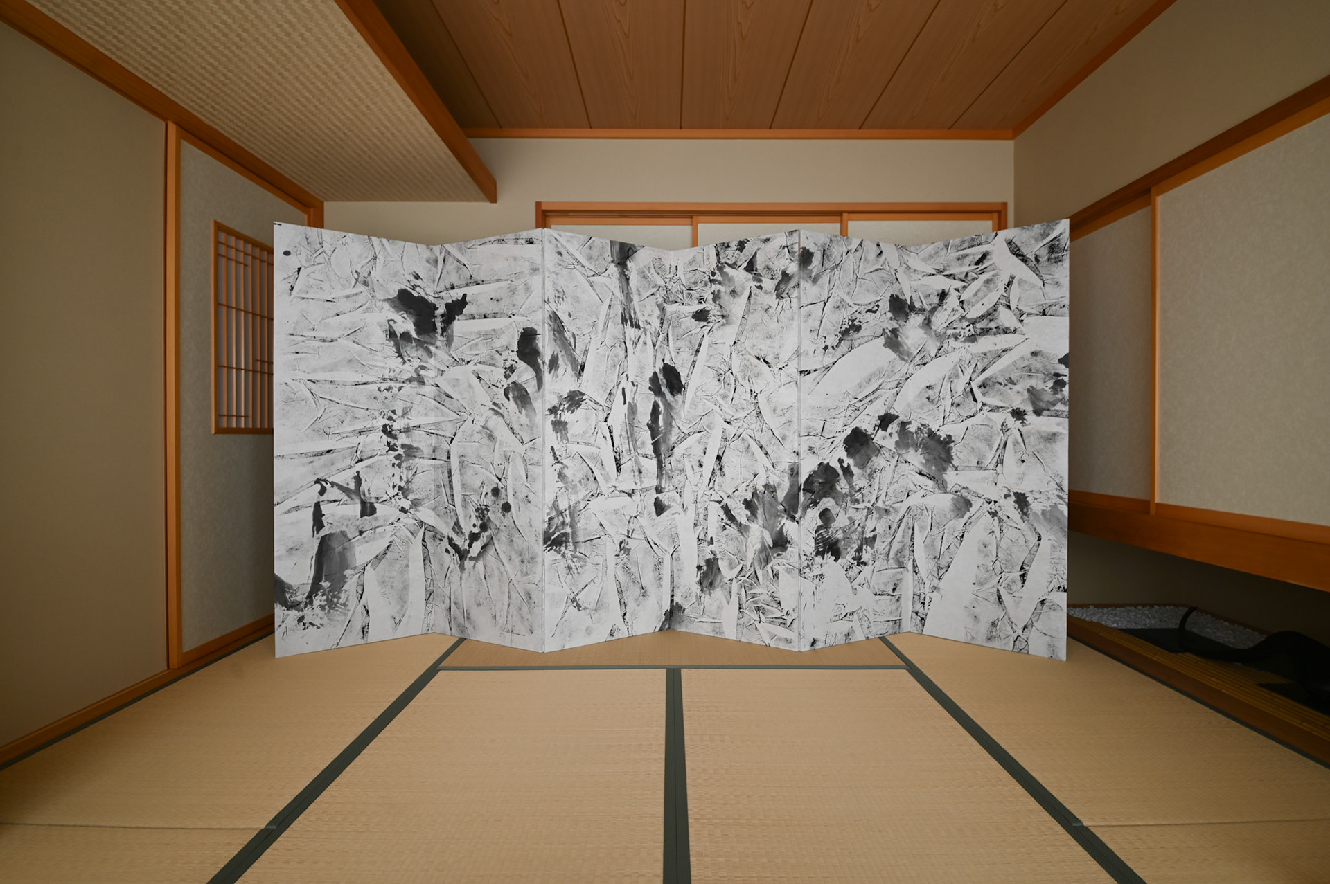 白的的Ⅱ（びゃくてきてき2）　2026　和紙、墨 屏風（六曲一双）　W3420mm×H1680mm