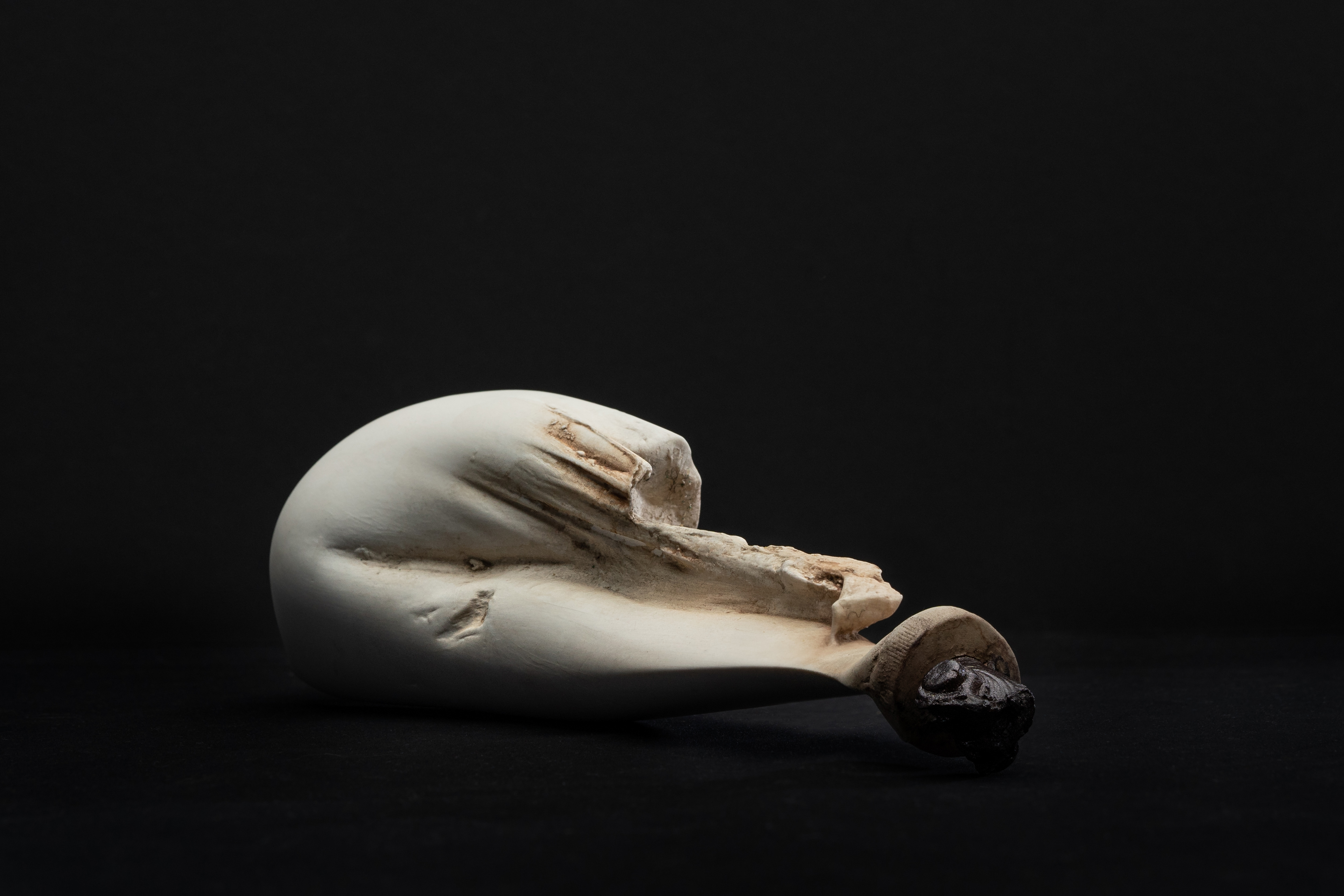 'You seem familiar - 2019 - porcelain watercolor car paint - 25 x 6,5 x 7,5 - photo Peter Müllenberg