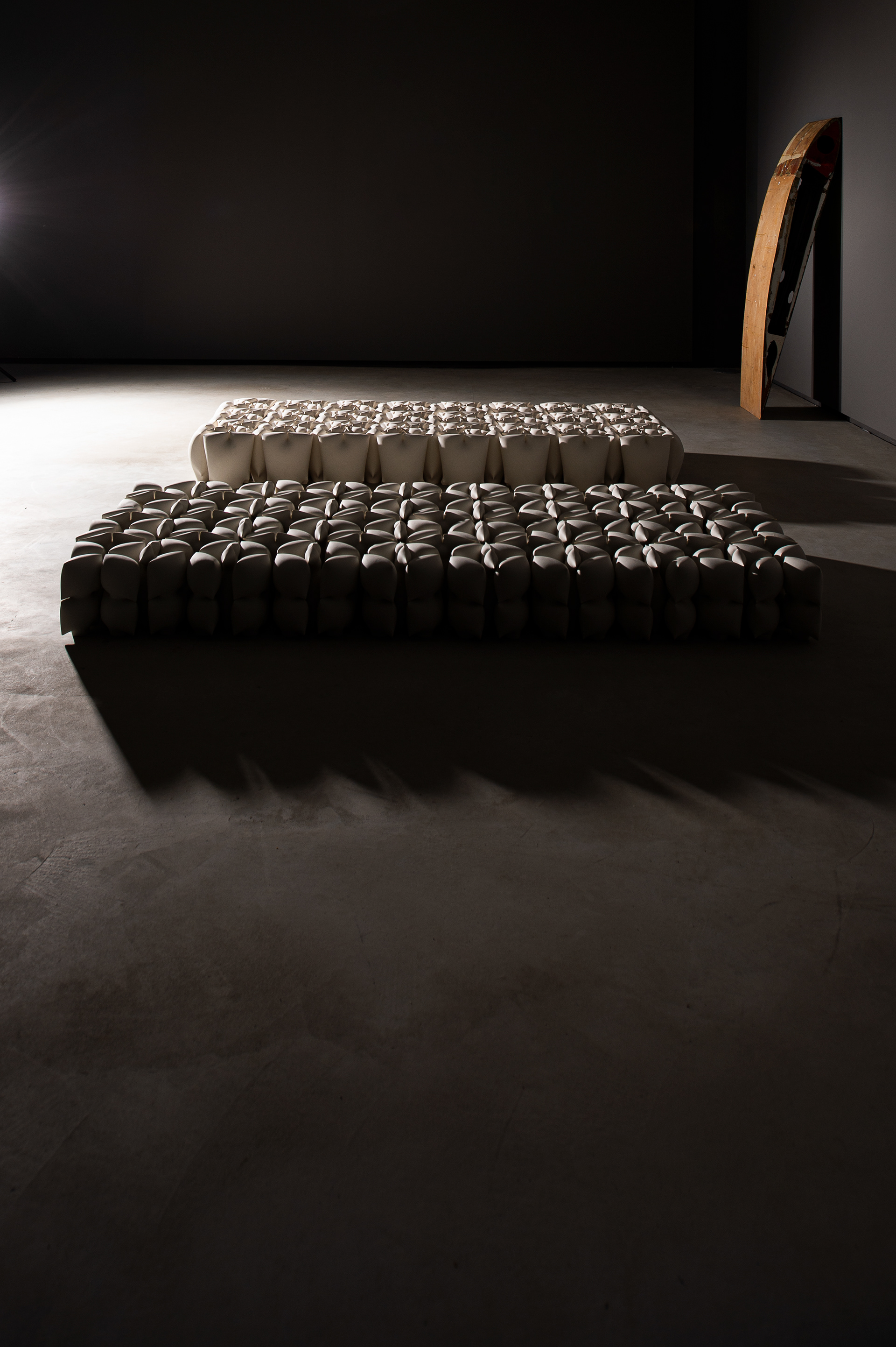 ETA 24.06 - 2020 - 2 floorelements each 200 x 90 x 20,5 porcelain wall element wooden airplane wing 170 x 45 x 28 - Second prize XV Bienal Internacional Cerâmica Artística Aveiro-photo Eric Smeets