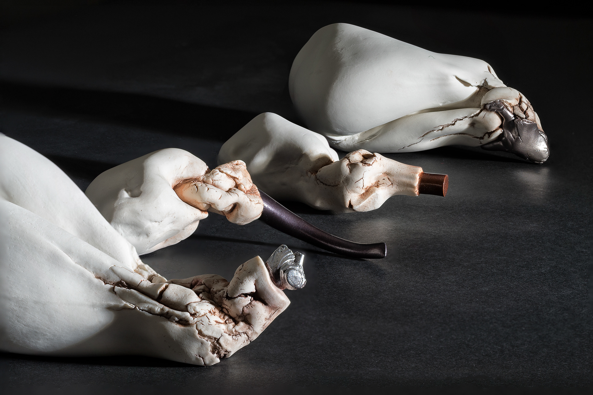 'I told you we had something in common' - 2017 - 115 x 28 x 9,5 - Second Prize Ceramic Art Andenne - photo Eric Smeets