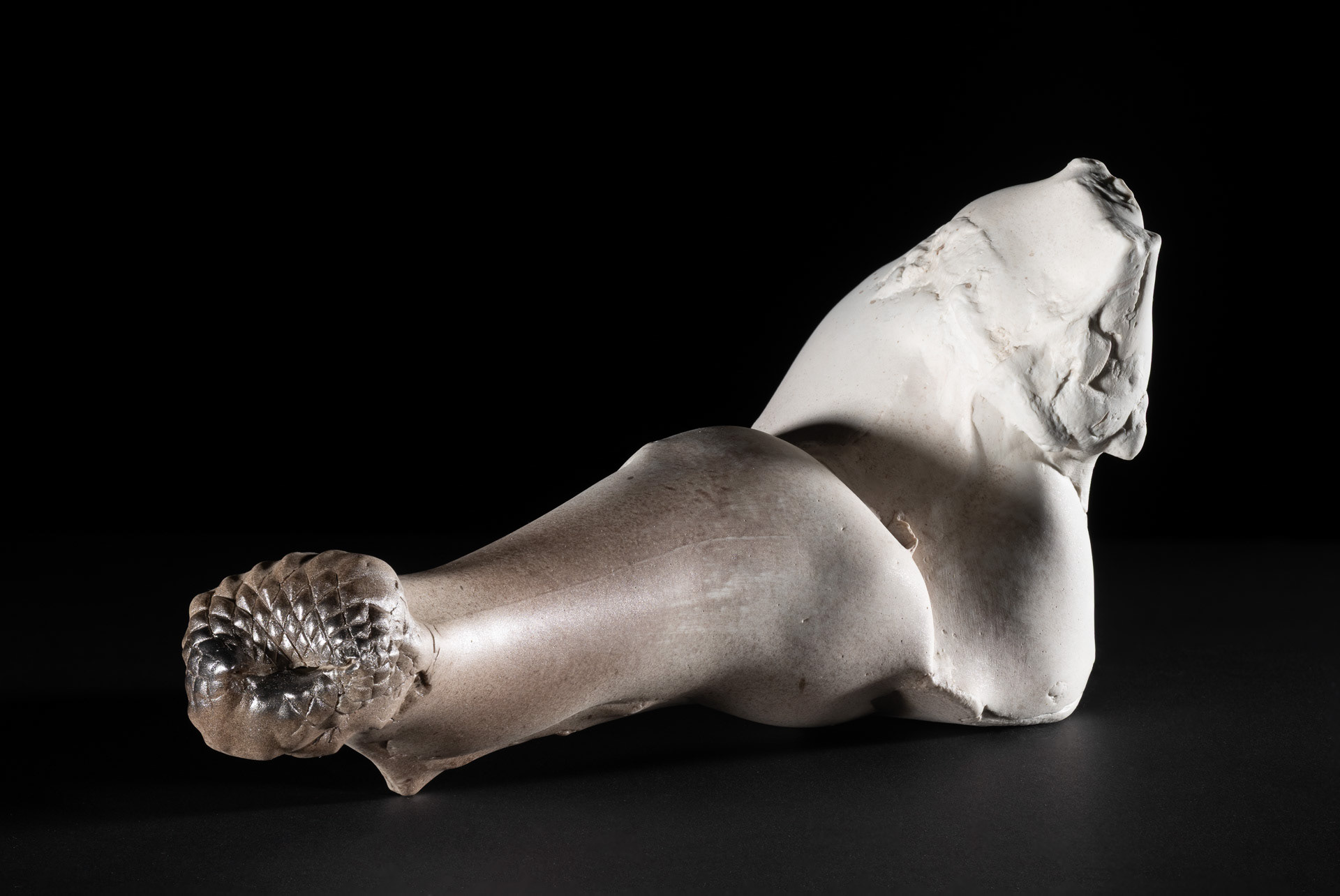 From the series 'Between you and me' porcelain slipcasted and handbuilt, car paint, 29,5 x 12,5 x 10,5, cm, 2026 - photo Eric Smeets