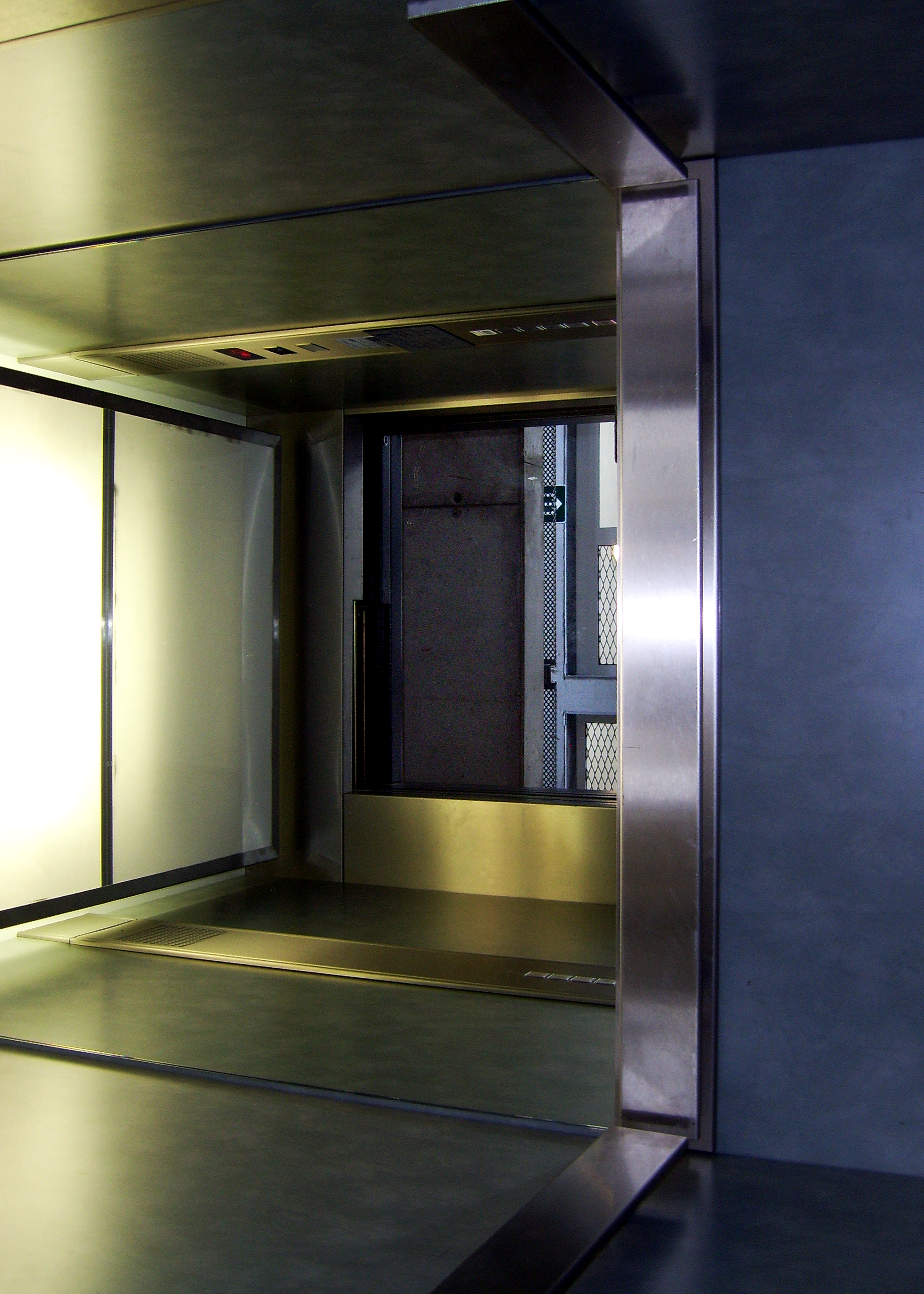 Elevator I - 2010 - photo - 100 x 150