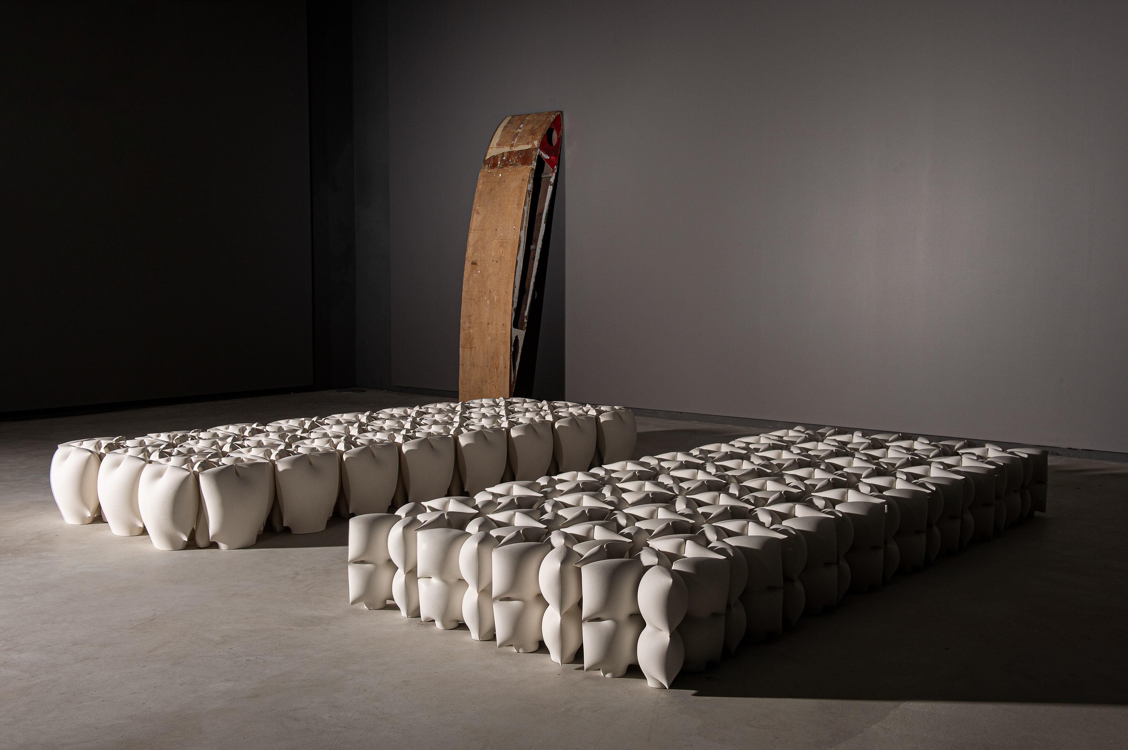 ETA 24.06 - 2020 - 2 floorelements each 200 x 90 x 20,5 porcelain wall element wooden airplane wing 170 x 45 x 28 - Second Prize XV Bienal Internacional Cerâmica Artística Aveiro - photo Eric Smeets