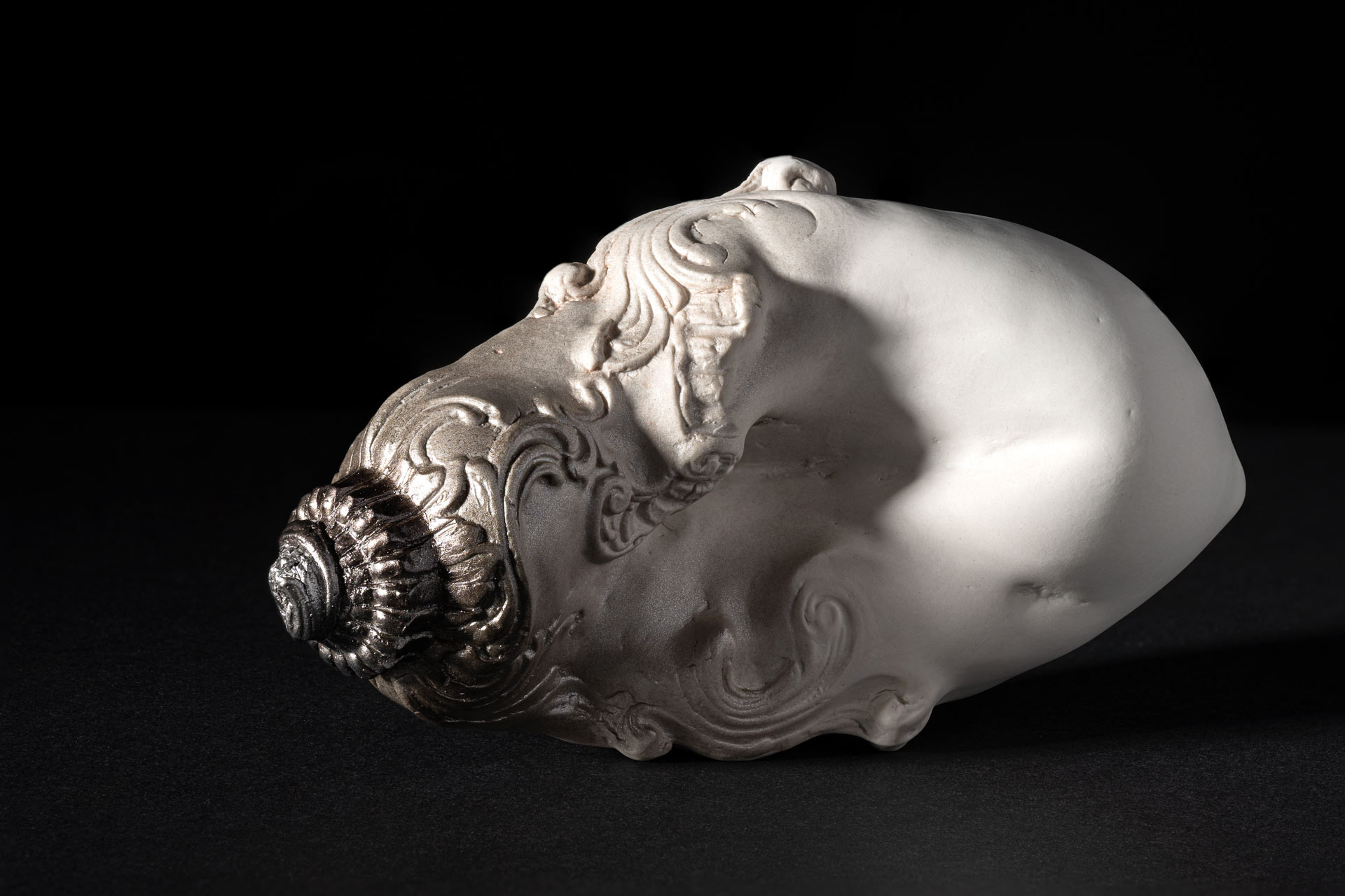 From the series 'Between you and me', slipcasted and handbuilt, car paint, 20,5 x x 11 cm, 2026 - photo Eric Smeets