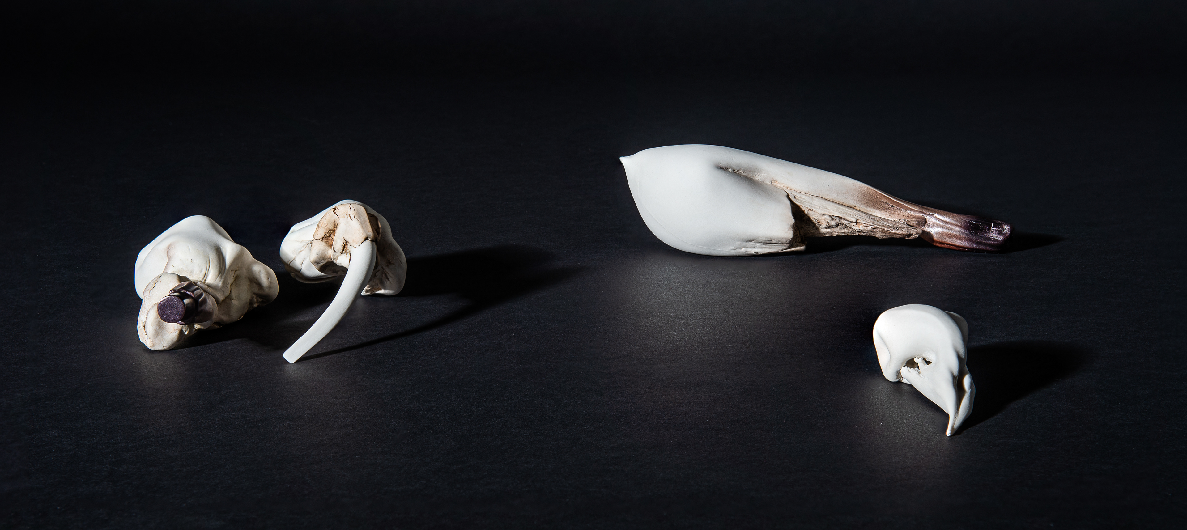 'I told you we had something in common' - 2021 - porcelain, car paint, - watercolor - 51 x 39 x 6,5 - photo Eric Smeets