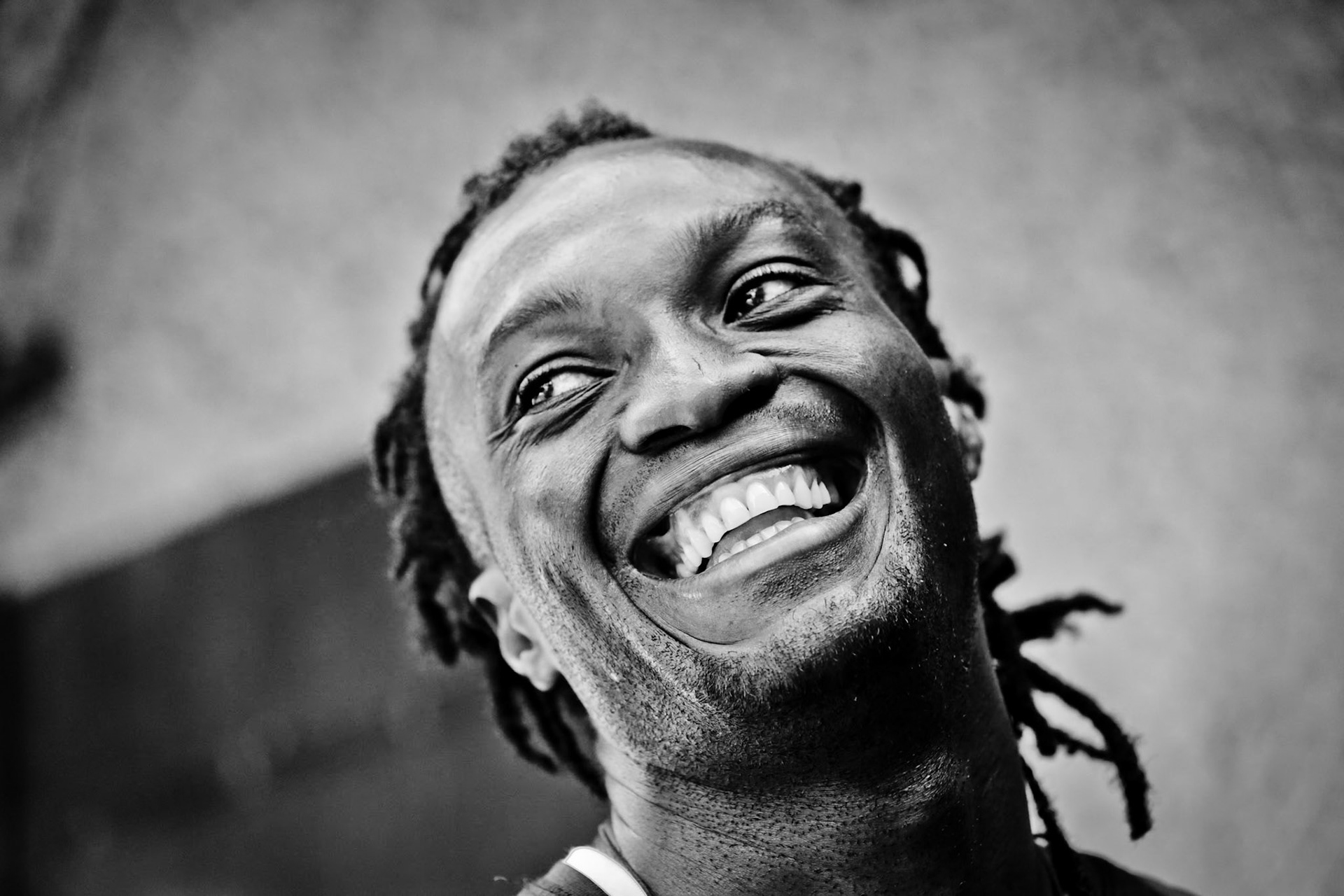 Jude, co-équipier de l'équipe Installes-toi(t), participe à la bonne hummeur matinale