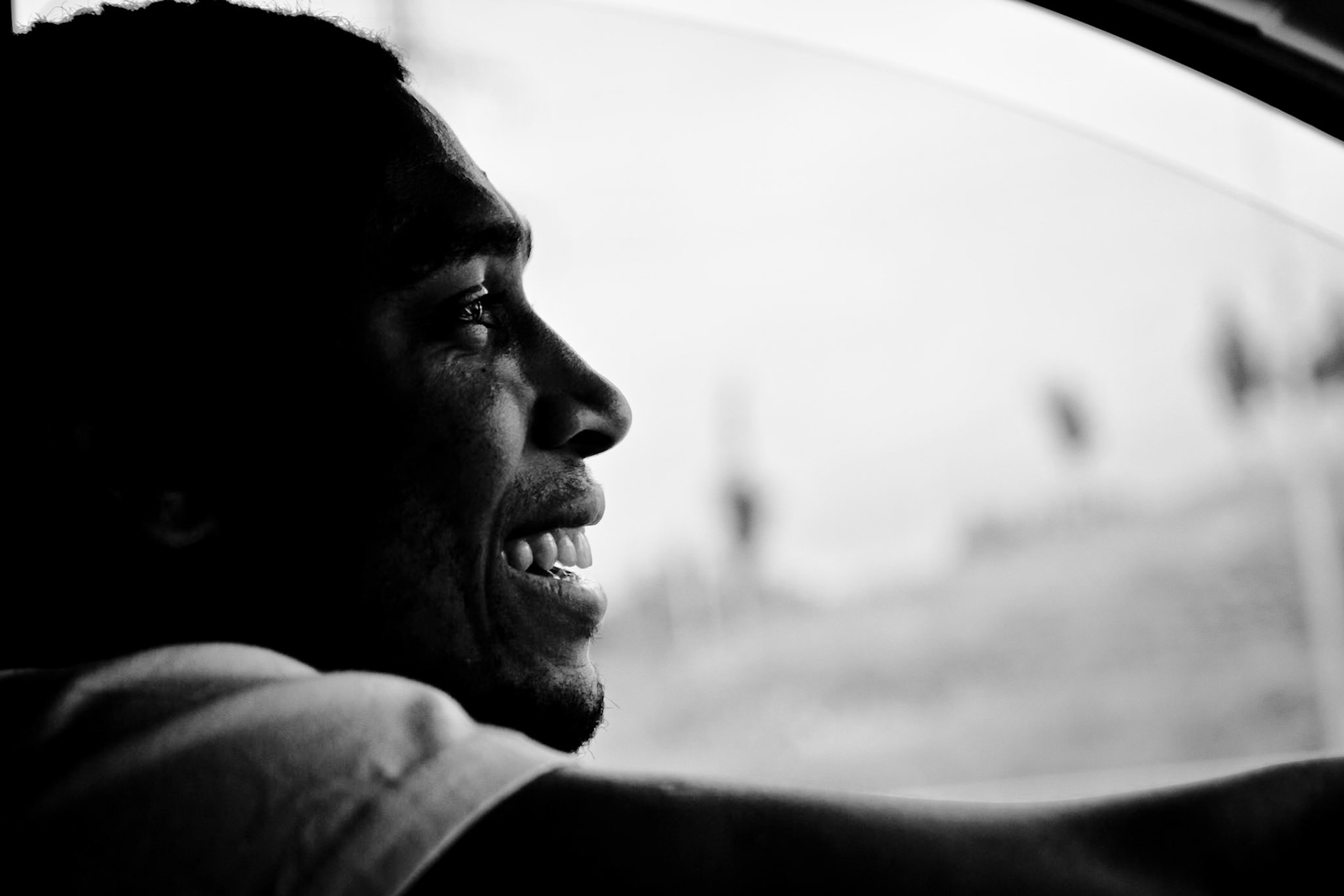 Fadel, le troisième laron de l'équipe Installes-toi(t) conduit une des camionnettes transportant les meubles