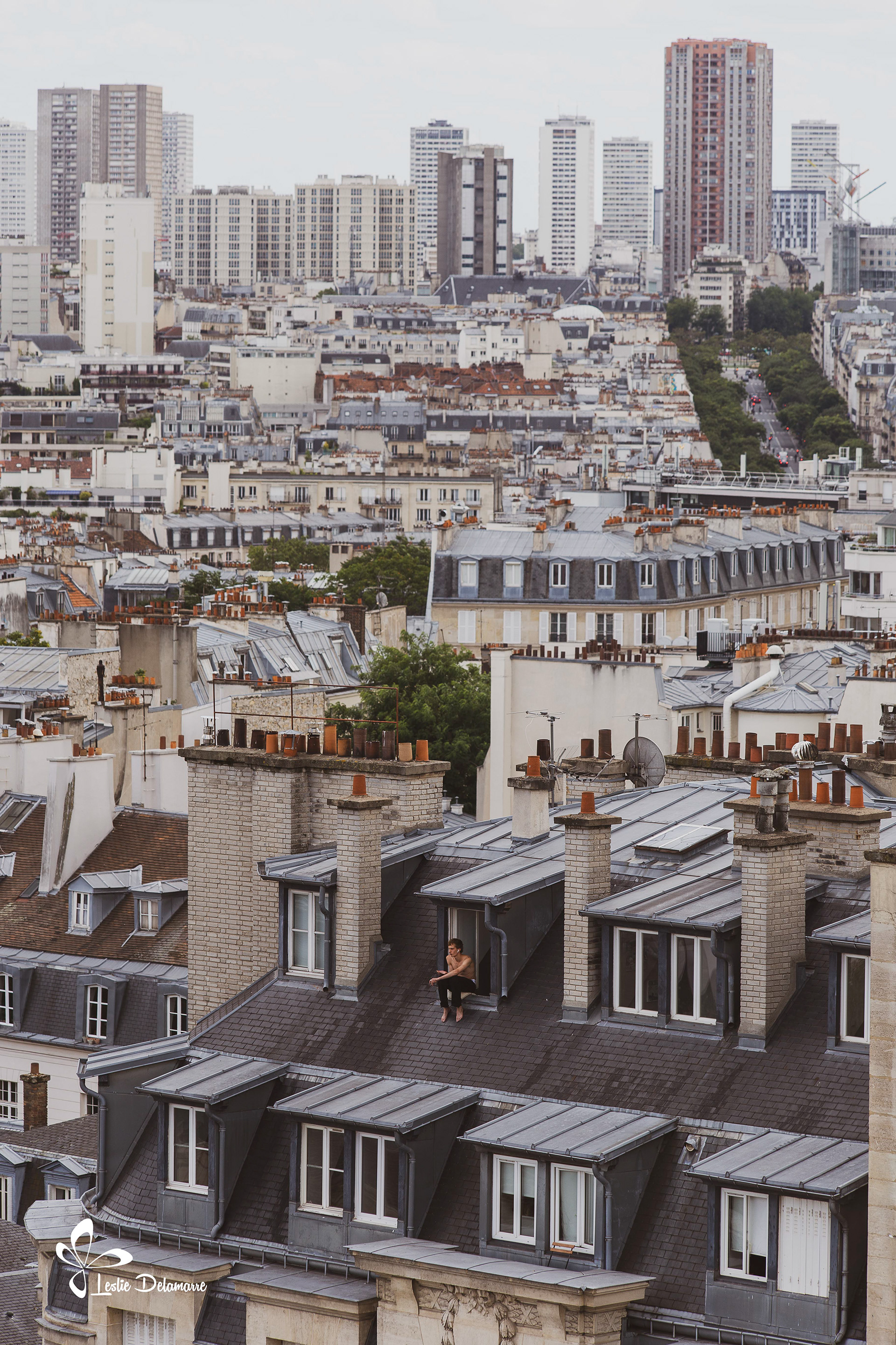 Seul au monde. Paris.