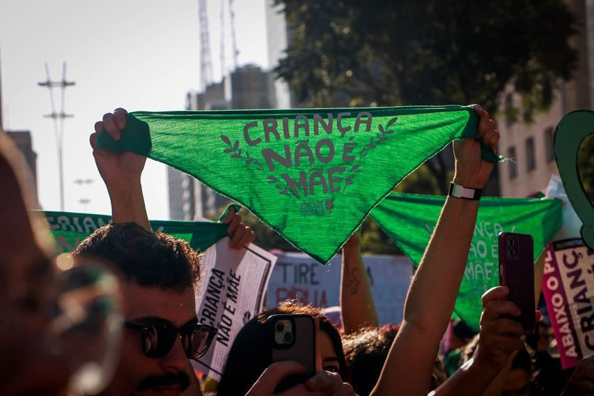 Lenço sendo utilizando em manifestações feministas, julho de 2024.