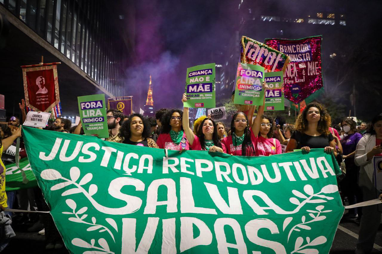 Lenço 'Justiça Reprodutiva Salva Vidas' versão faixa para manifestações, junho de 2024.