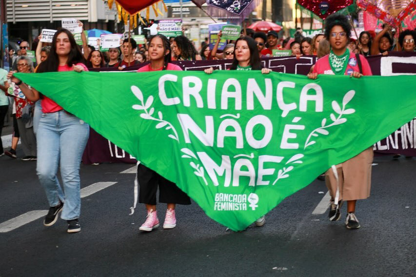 Lenço ampliado para faixa, Bancada Feminista, julho de 2024.