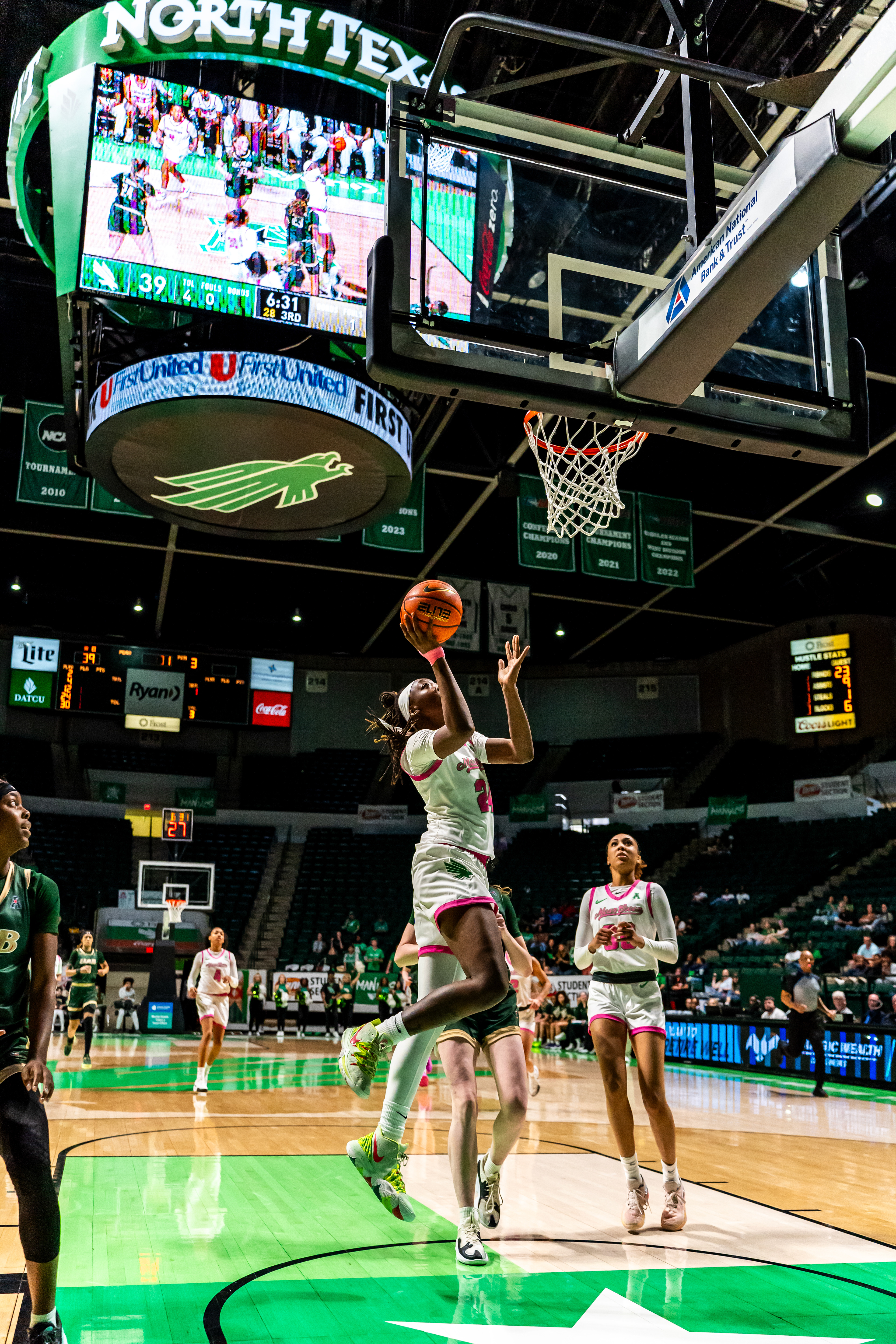 Senior forward Tommisha Lampkin attempts a layup during the game against UAB at The Super Pit.