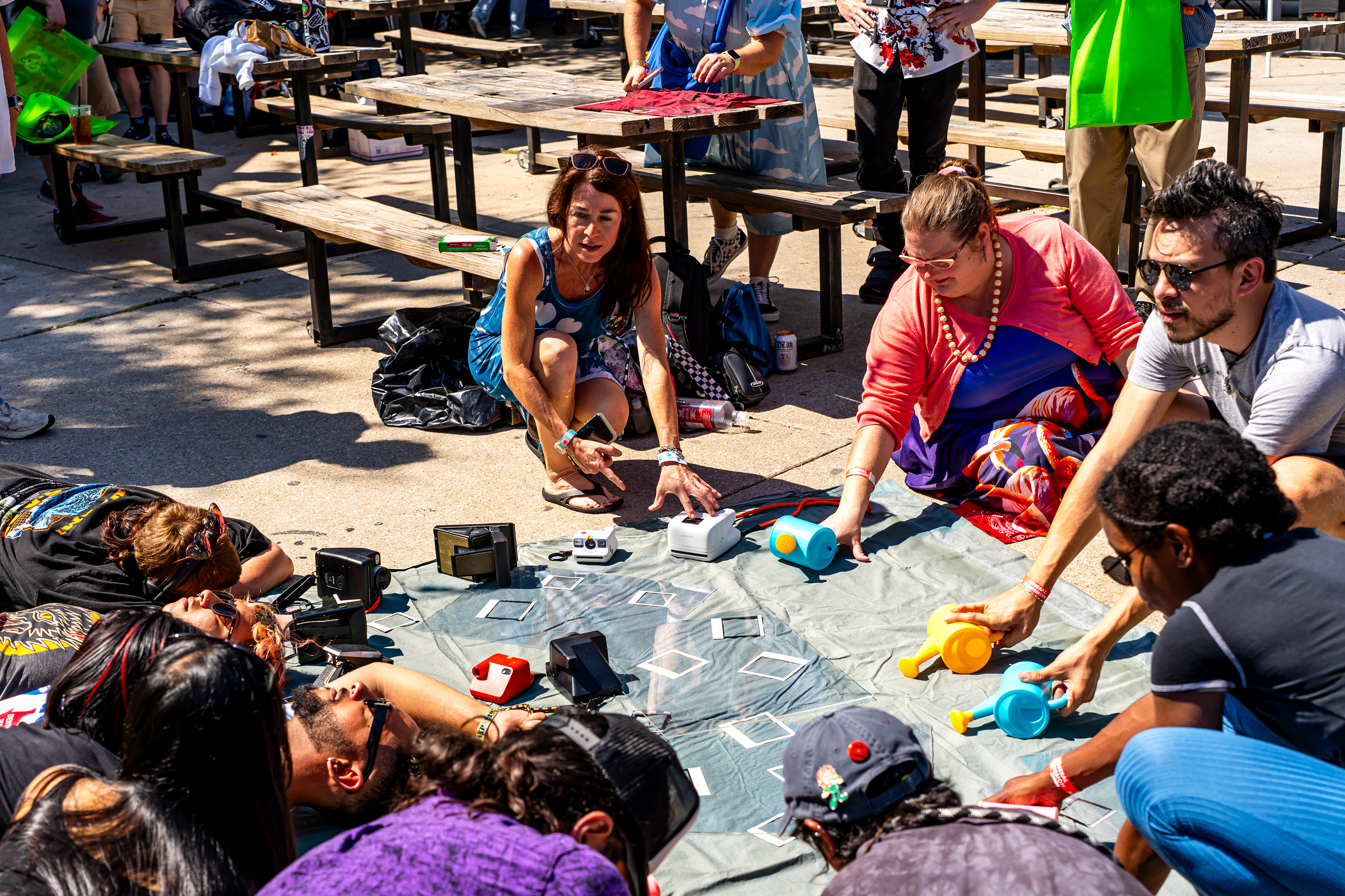 Amy Jasek instructs Polacon attendees during her large-scale cyanotype workshop.