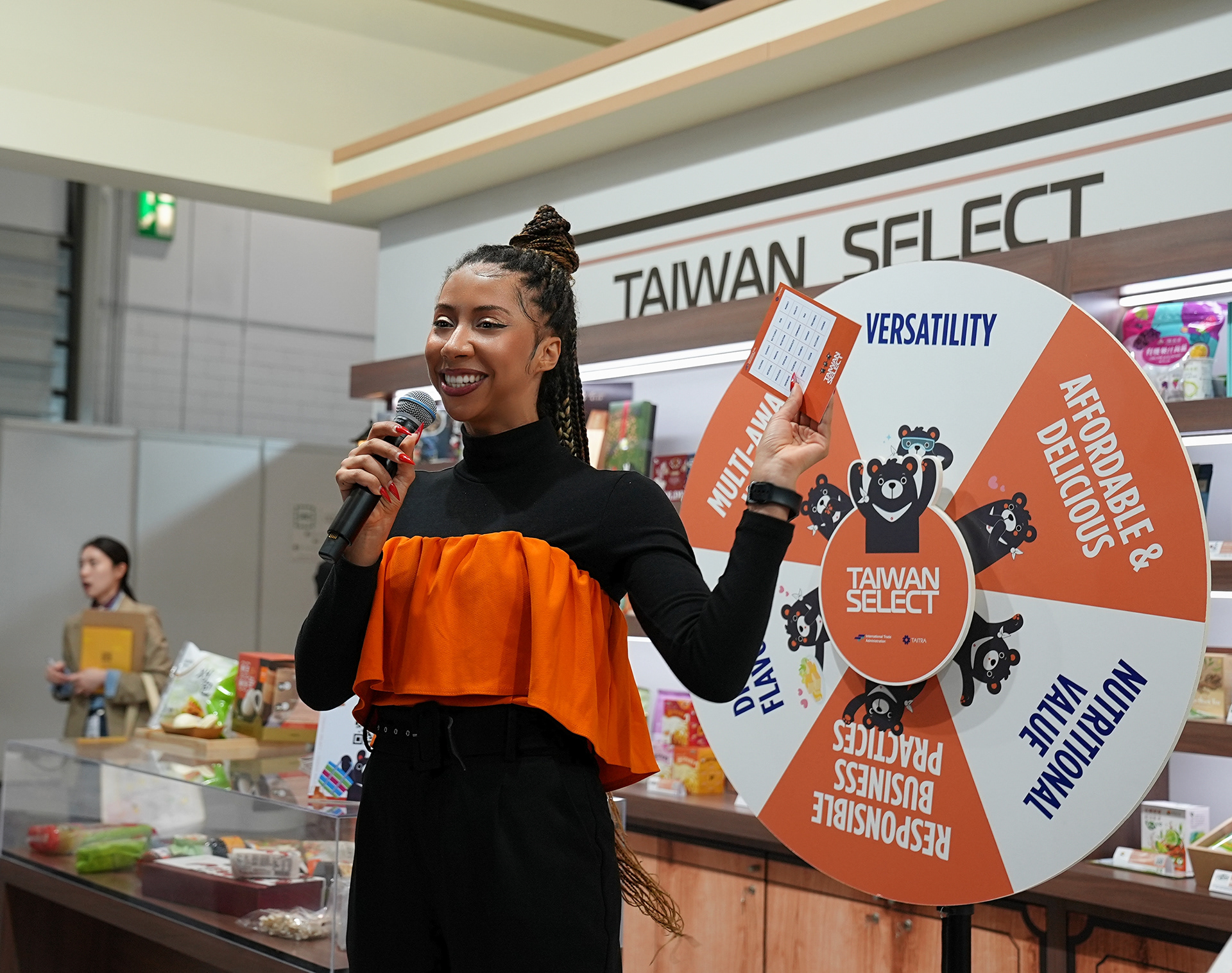 Host Maggie Lamoon Leading a Food Bingo Discovery Session