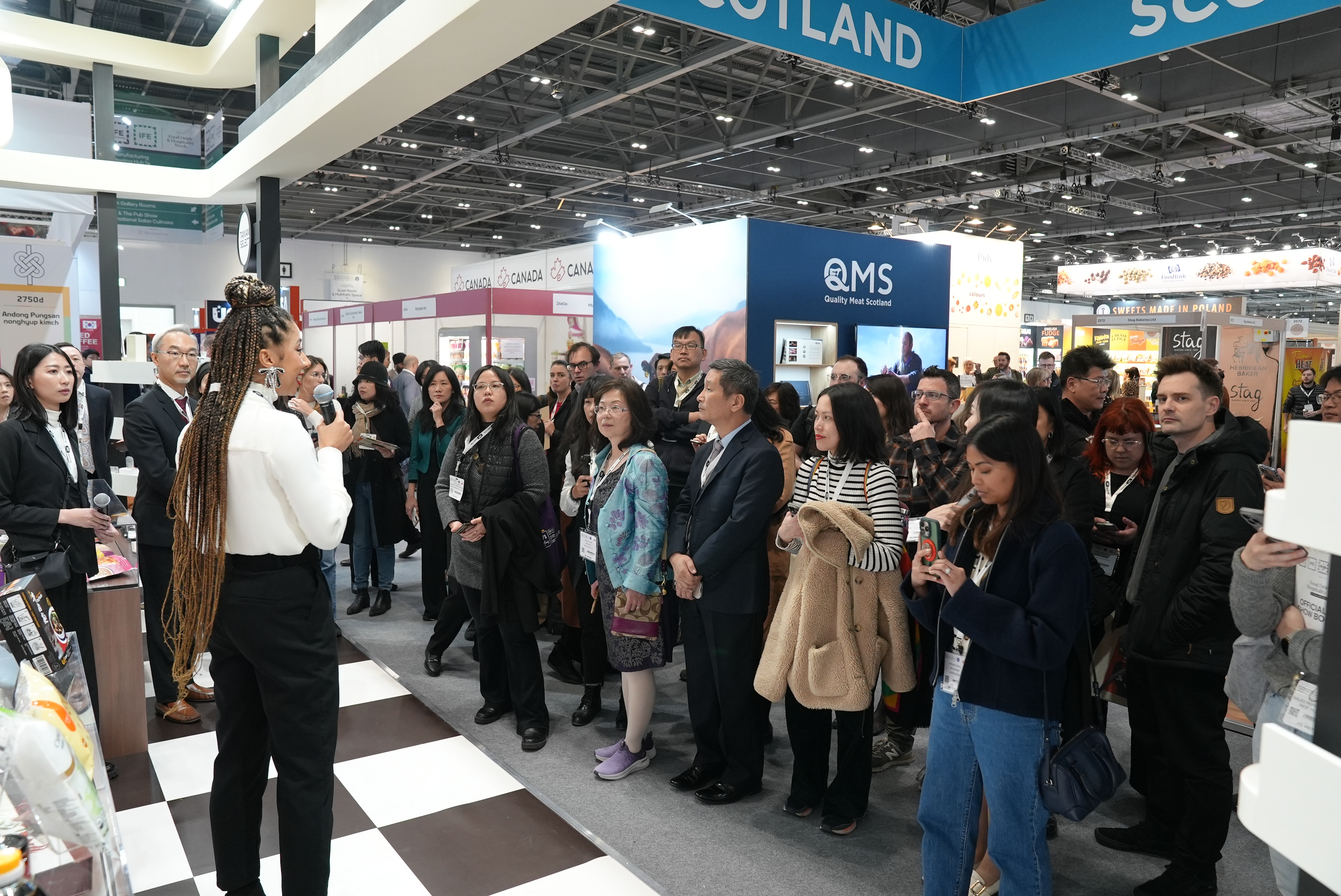 Host Maggie Lamoon at the Taiwan Select IFE 2025 Press Conference