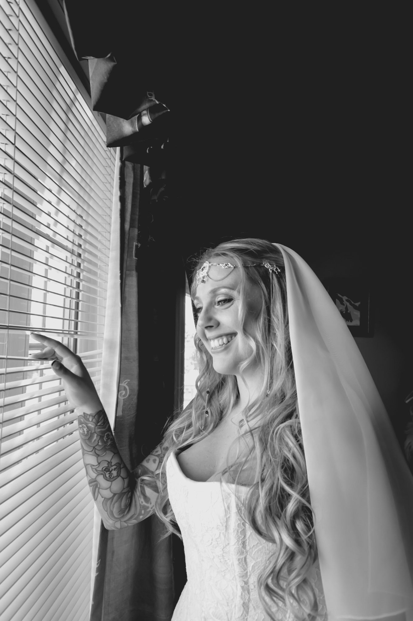 La mariée devant la fenêtre